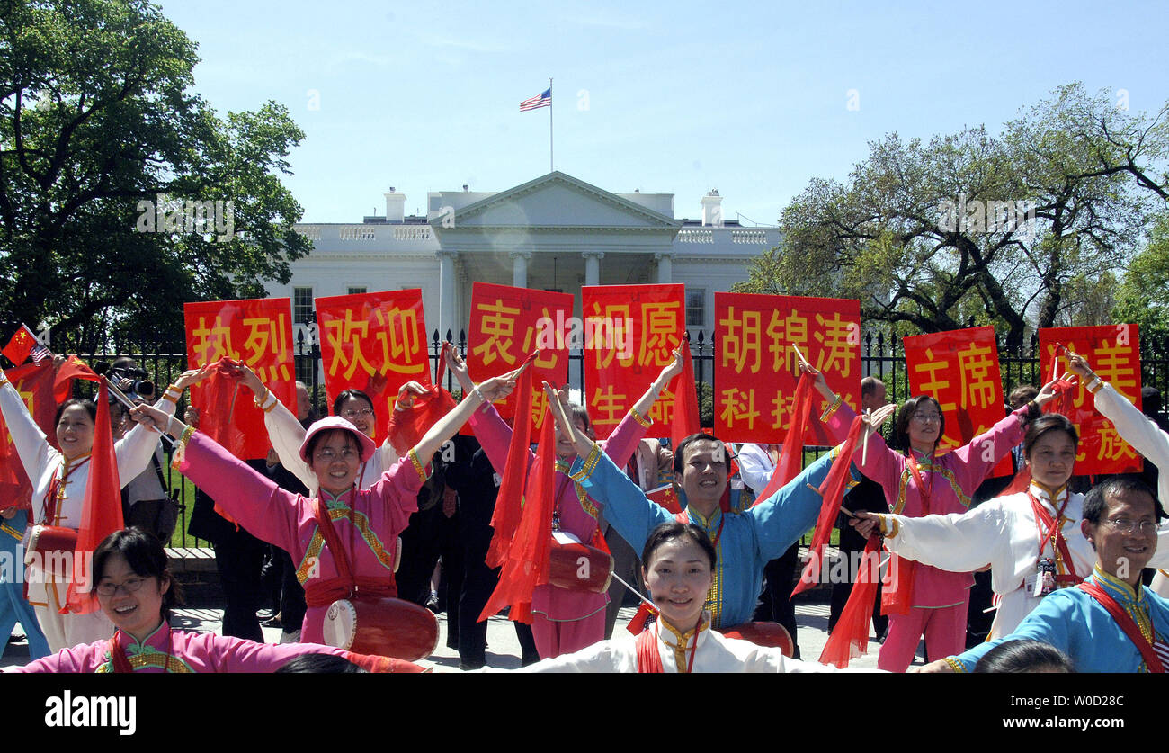 Pro-China supporters effectuer une danse traditionnelle chinoise en face de la Maison Blanche à Washington, le 20 avril 2006. Cette protestation s'inscrit dans le sillage de la Présidents chinois visite aux États-Unis. (UPI Photo/Kevin Dietsch) Banque D'Images