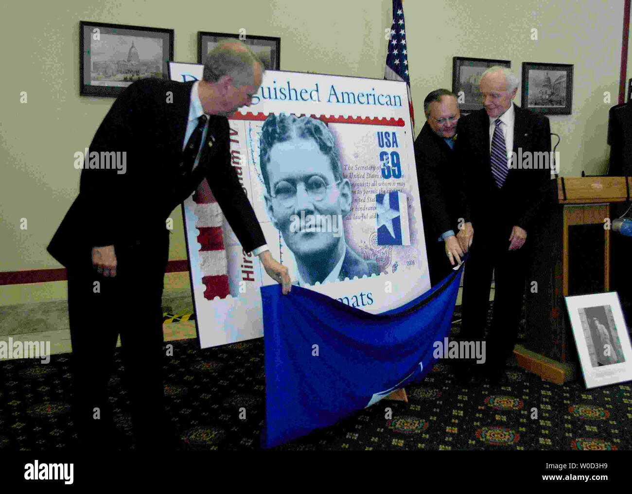 Le représentant Tom Lantos (D-CA) (R) République Rob Simmons (D-CN) dévoiler la nouvelle United States Postal Service Timbre en l'honneur de Hiram Bingham IV, un diplomate américain qui a permis de sauver des milliers de Juifs pendant l'Holocauste, à Washington le 24 mai 2006. Photo/UPI (USPS) Banque D'Images