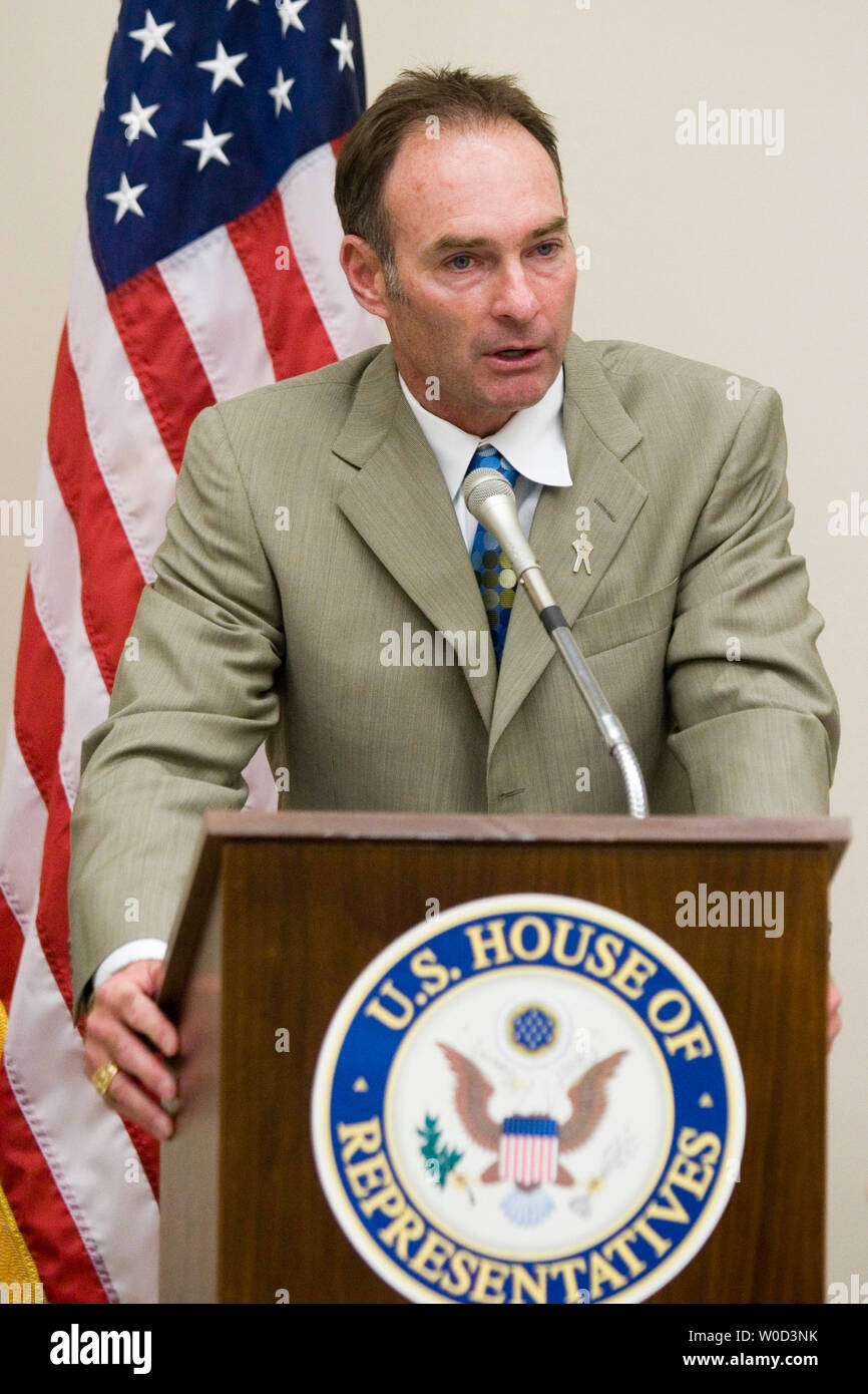 Anciens joueurs des ligues majeures de baseball Paul Molitor parle à la conférence de presse la promotion de radier le cancer, un programme national de sensibilisation et de fonds dans la lutte contre le cancer sur la colline du Capitole à Washington DC, le 29 juin 2006. (Photo d'UPI/Kamenko Pajic) Banque D'Images