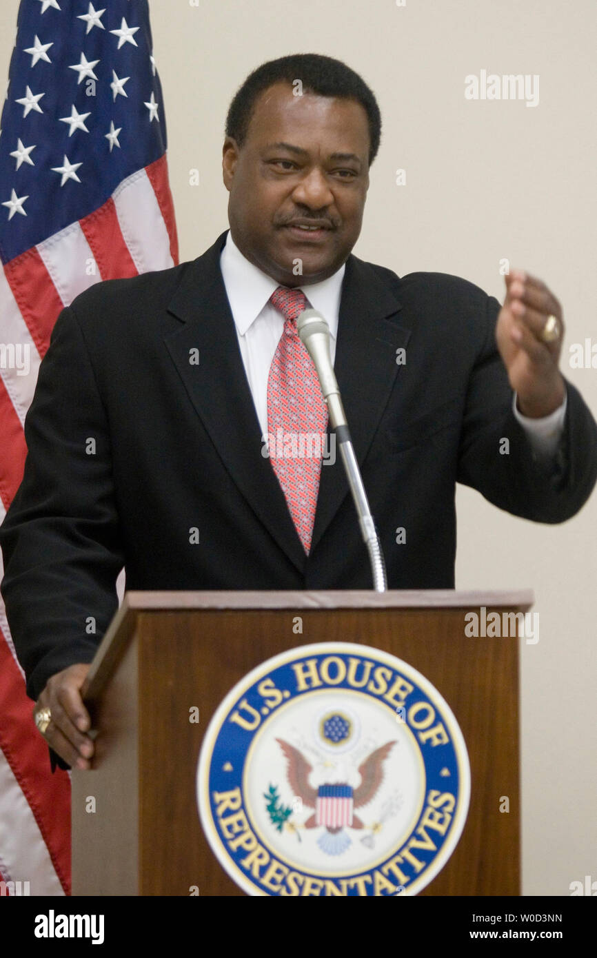 Anciens joueurs des ligues majeures de baseball Don Baylor parle à la conférence de presse la promotion de radier le cancer un programme national de sensibilisation et de fonds dans la lutte contre le cancer sur la colline du Capitole à Washington DC, le 29 juin 2006. (Photo d'UPI/Kamenko Pajic) Banque D'Images