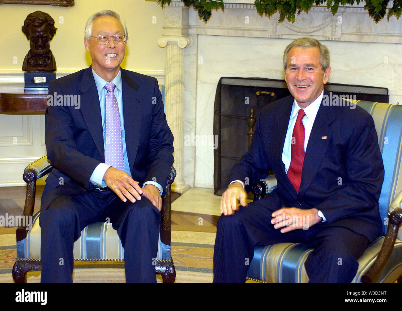 Le président américain George W. Bush (R) se félicite de principal ministre de Singapour Goh Chok Tong pour le Bureau Ovale de la Maison Blanche, le 2 juin 2006. Bush et Goh étaient de discuter des questions de commerce et de la sécurité. (Photo d'UPI/Mike Theiler) Banque D'Images