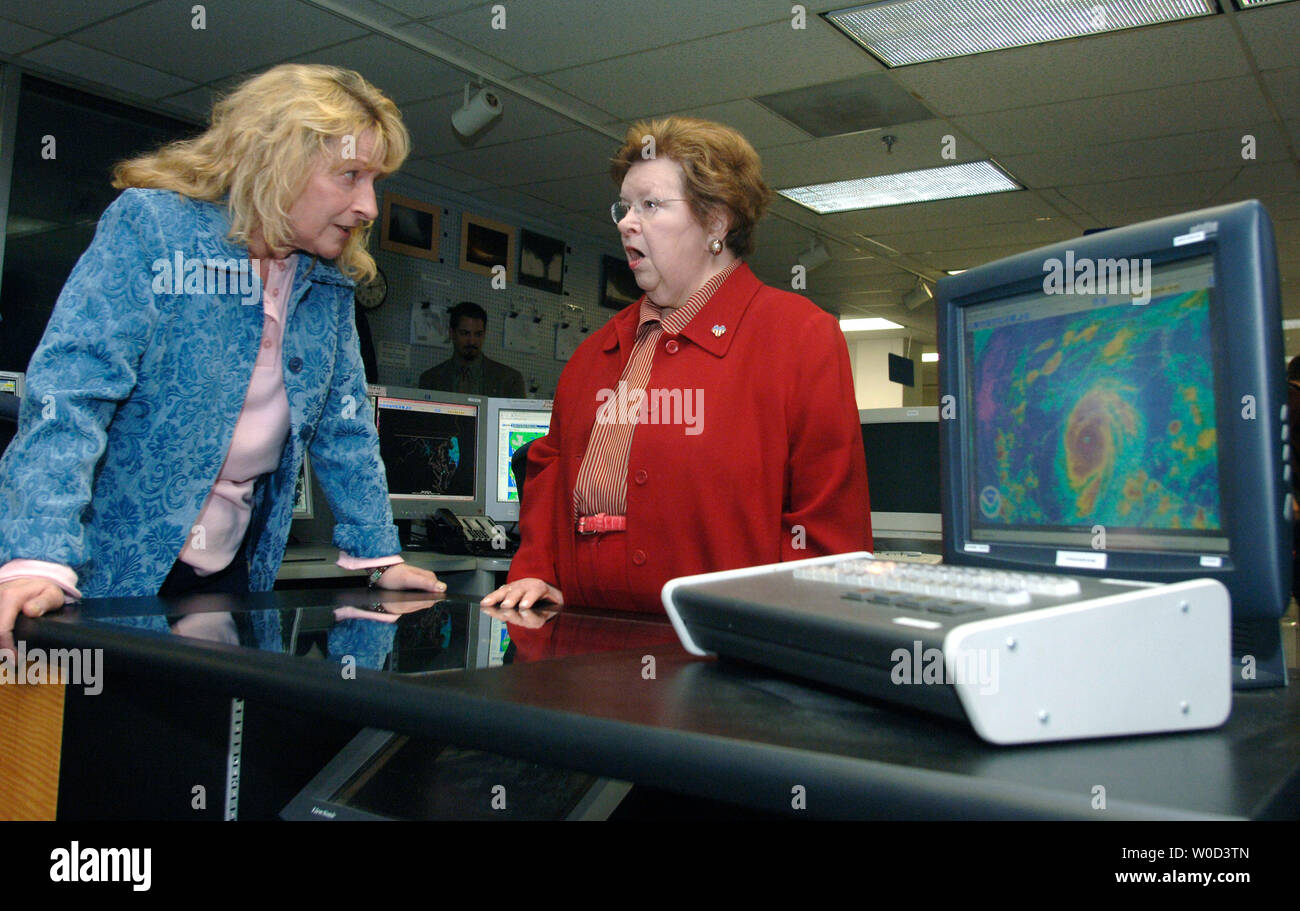 Le sénateur Barbara Mikulski (D-MD) (R) est à l'écoute de la directrice de l'Environmental Modelling Centre Naomi parler d'interventions chirurgicales de la prochaine saison des ouragans de 2006, au National Oceanic and Atmospheric Administration (NOAA) Commande centrale de Camp Springs, MD Le 5 juin 2006. Mikulski ont visité l'établissement et a parlé de la prochaine saison de météorologue dans lequel est la prédiction de la NOAA 13 à 16 tempêtes nommées, où huit à 10 devenir des ouragans, dont quatre à six pourraient devenir des ouragans majeurs de catégorie 3 ou supérieure (UPI Photo/Kevin Dietsch) Banque D'Images