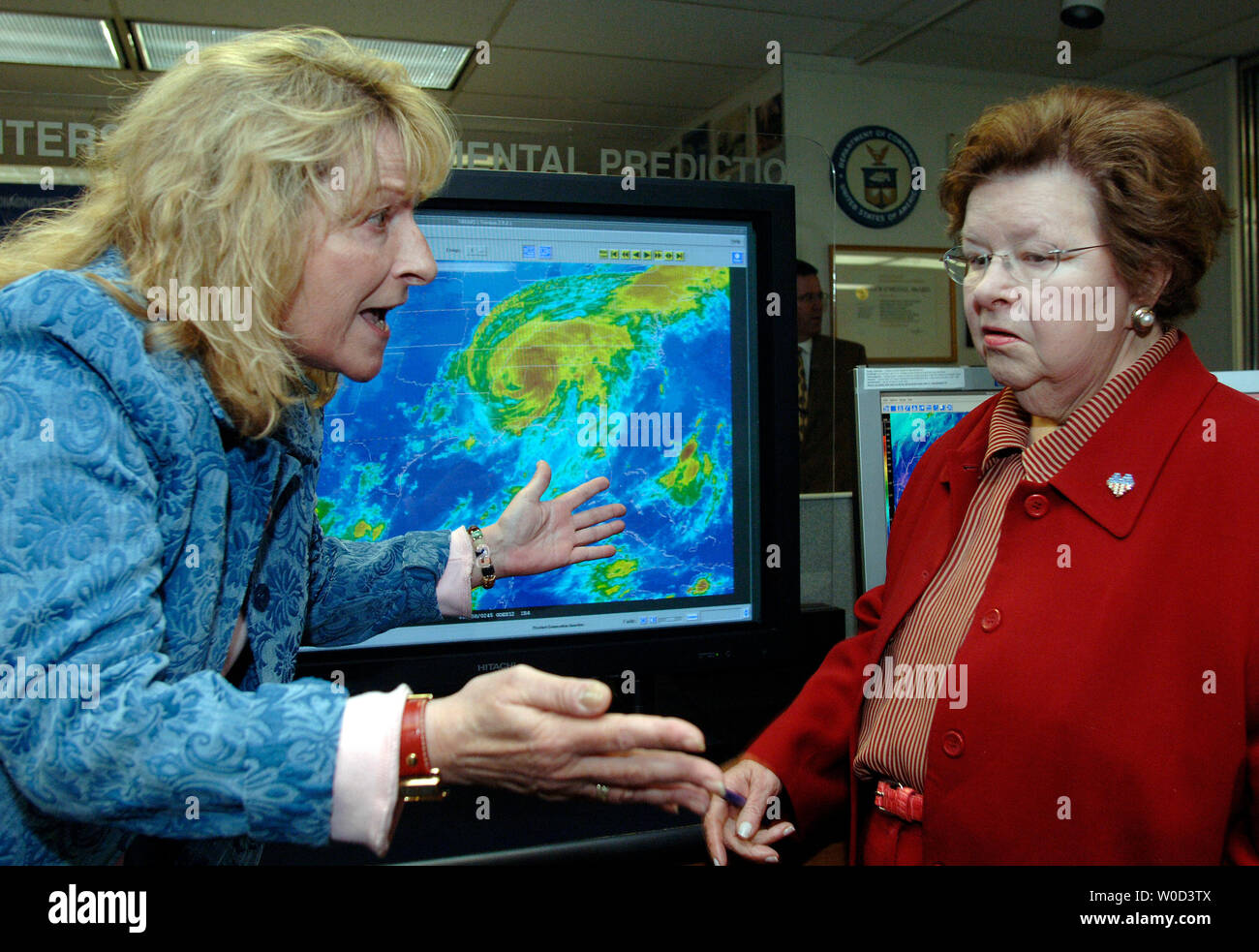 Le sénateur Barbara Mikulski (D-MD) (R) est à l'écoute de la directrice de l'Environmental Modelling Centre Naomi parler d'interventions chirurgicales de la prochaine saison des ouragans de 2006, au National Oceanic and Atmospheric Administration (NOAA) Commande centrale de Camp Springs, MD Le 5 juin 2006. Mikulski ont visité l'établissement et a parlé de la prochaine saison de météorologue dans lequel est la prédiction de la NOAA 13 à 16 tempêtes nommées, où huit à 10 devenir des ouragans, dont quatre à six pourraient devenir des ouragans majeurs de catégorie 3 ou supérieure (UPI Photo/Kevin Dietsch) Banque D'Images