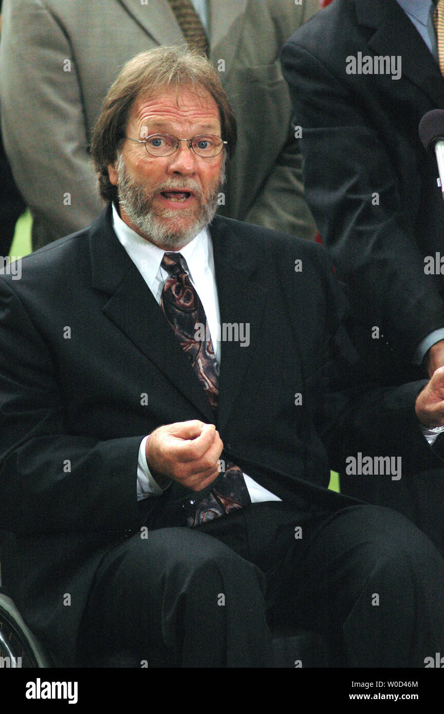 Gary May, président de la défense des anciens combattants de la Déclaration des droits de l'homme parle lors d'une conférence de presse, parrainée par le sénateur Patrick Leahy, D-Vermont), le sénateur Russell Feingold, D-au Wisconsin, et le sénateur Edward Kennedy, D-Mass., contre le projet de modification de la protection du drapeau le Jour du drapeau national à l'Upper Sénat Parc sur la colline du Capitole à Washington le 14 juin 2006. (UPI/Shauneil Scott) Banque D'Images