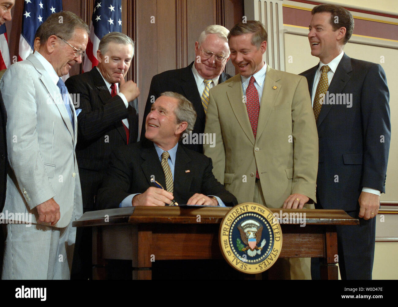 Le président américain George W. Bush signe la Loi sur l'exécution de la décence de diffusion en 2005 Le Eisenhower Executive Office Building adjacent à la Maison Blanche à Washington le 15 juin 2006. Derrière Bush sont le sénateur Ted Stevens, R-AK, Rép. Joe Barton, R-TX, Rép. Joe Pitts, R-PA, Rép. Fred Upton, R-MI, et le sénateur Sam Brownback, R-KS. (L ) (UPI/Photo Roger L. Wollenberg) Banque D'Images