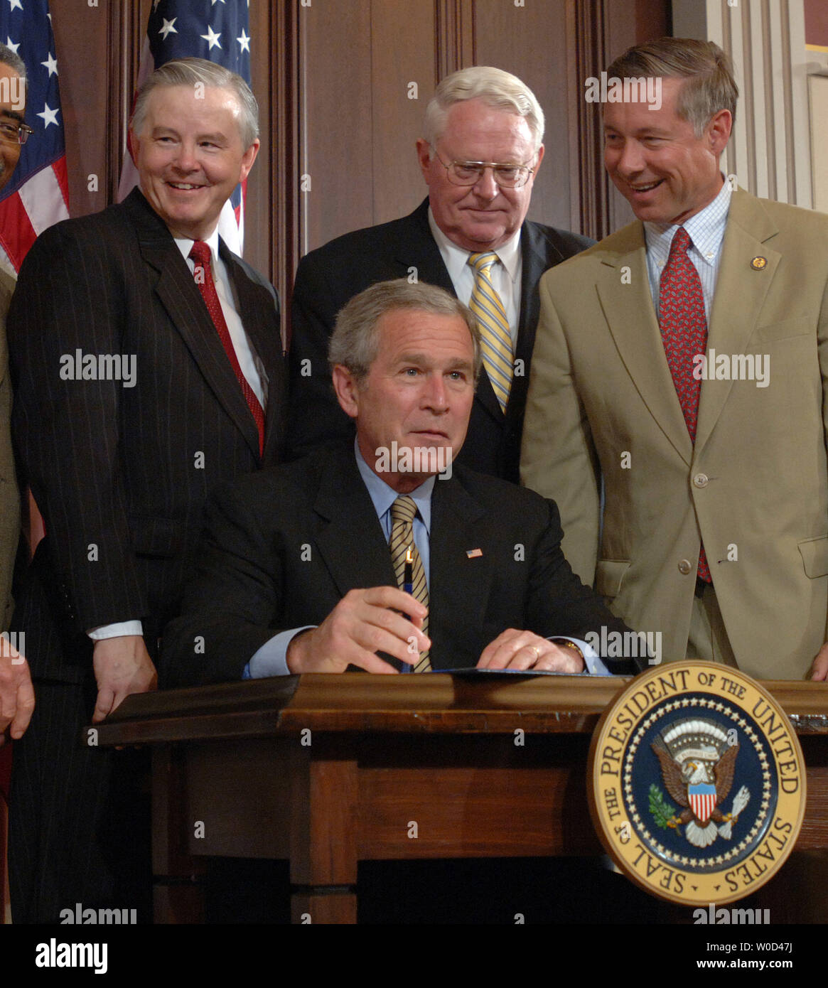 Le président américain George W. Bush signe la Loi sur l'exécution de la décence de diffusion en 2005 Le Eisenhower Executive Office Building adjacent à la Maison Blanche à Washington le 15 juin 2006. Derrière Bush sont Rempl. Joe Barton, R-TX, Rép. Joe Pitts, R-PA, et rempl. Fred Upton, R-MI. (L ) (UPI/Photo Roger L. Wollenberg) Banque D'Images