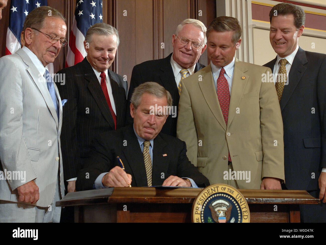 Le président américain George W. Bush signe la Loi sur l'exécution de la décence de diffusion en 2005 Le Eisenhower Executive Office Building adjacent à la Maison Blanche à Washington le 15 juin 2006. Derrière Bush sont le sénateur Ted Stevens, R-AK, Rép. Joe Barton, R-TX, Rép. Joe Pitts, R-PA, Rép. Fred Upton, R-MI, et le sénateur Sam Brownback, R-KS. (L ) (UPI/Photo Roger L. Wollenberg) Banque D'Images