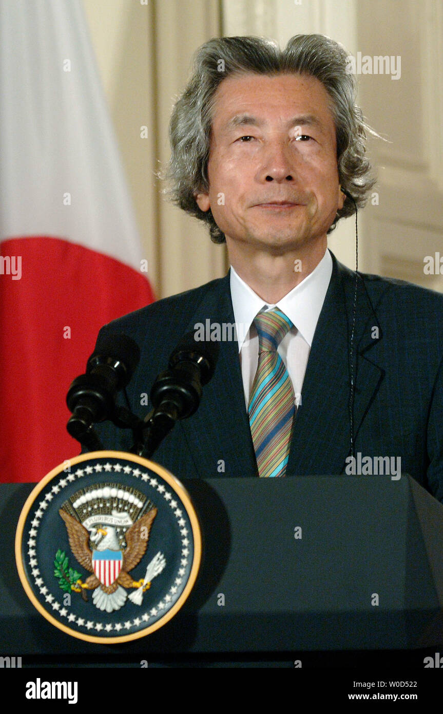 Le Premier ministre japonais Junichiro Koizumi parle lors d'une conférence de presse commune avec le président américain George W. Bush, dans l'East Room de la Maison Blanche à Washington le 29 juin 2006. (UPI Photo/Kevin Dietsch) Banque D'Images