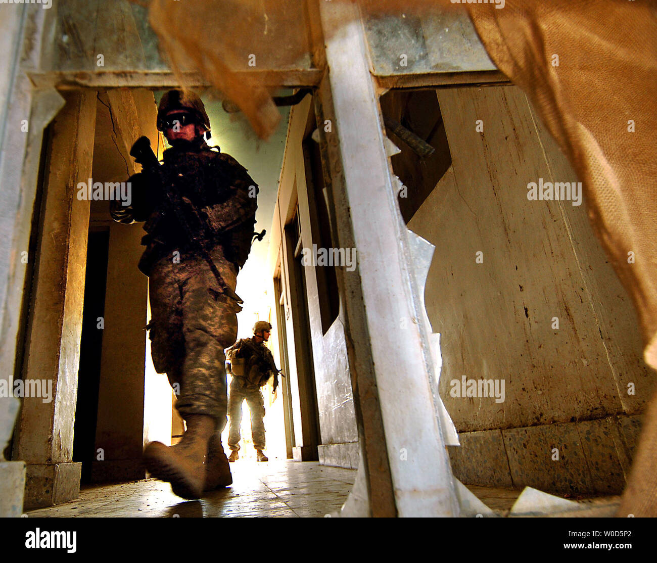 Les soldats de l'armée américaine recherchez une maison pendant une opération de bouclage et de frapper patrouille dans la partie nord de Nineva à Mossoul, en Irak le 10 juillet 2006. (Photo d'UPI/Tech. Le Sgt. Jeremy T. Lock/USAF) Banque D'Images