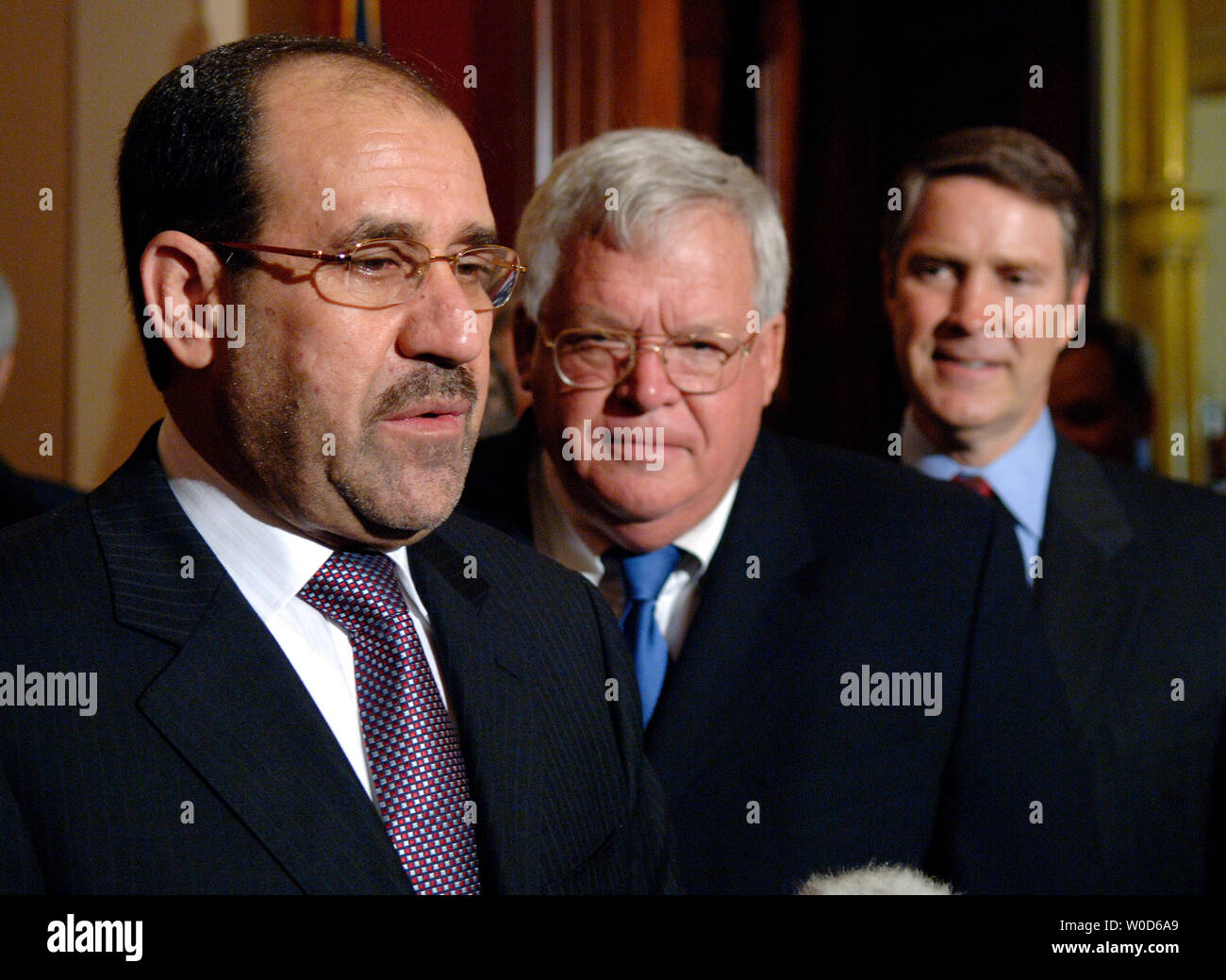 Le Premier ministre irakien Nouri al-Maliki (L) parle en même temps que les présidents de la Chambre Dennis Hastert (R-IL) (C) et le chef de la majorité au Sénat Bill Frist (R-TN), lors d'une conférence de presse la disponibilité de le Capitole à Washington le 26 juillet 2006. (UPI Photo/Kevin Dietsch) Banque D'Images