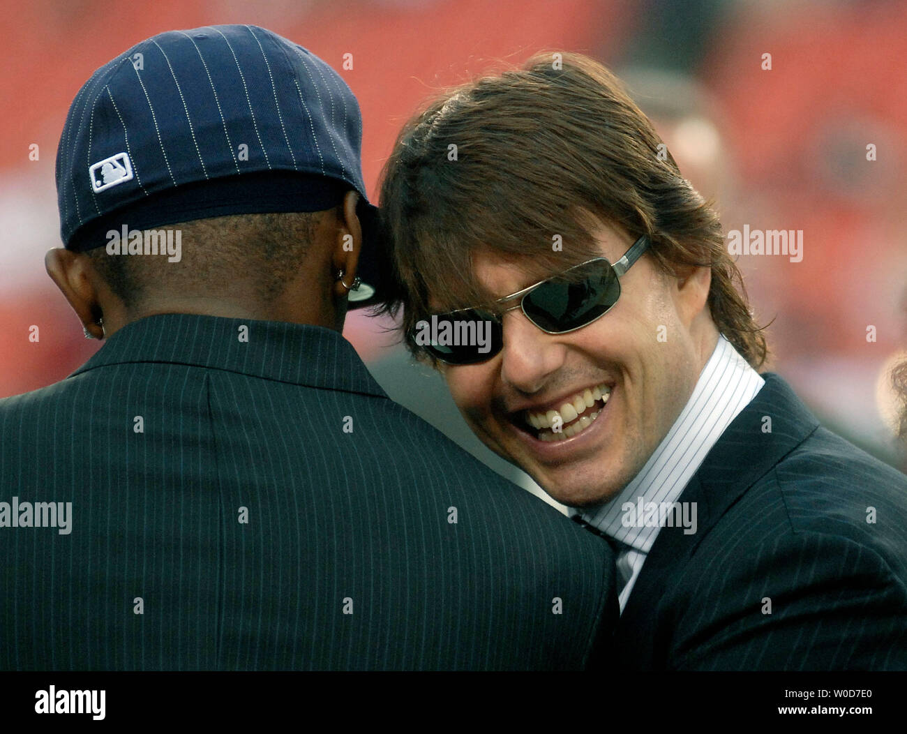 Acteur Tom Cruise (R) parle à l'acteur Jamie Foxx en marge avant les Redskins match contre les Vikings du Minnesota, à FedEx field à Landover, MD Le 11 septembre 2006. (UPI Photo/Kevin Dietsch) Banque D'Images
