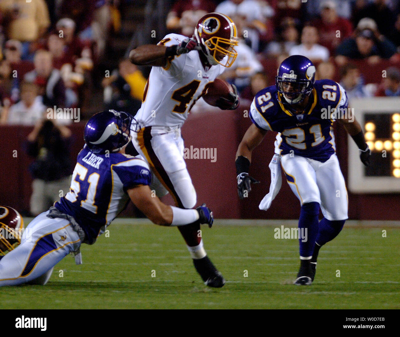Redskins de Washington Ladell Betts (46) esquive un plaquage de Minnesota Vikings's Ben Leber (51), au cours du premier trimestre à FedEx field à Landover, MD Le 11 septembre 2006. (UPI Photo/Kevin Dietsch) Banque D'Images