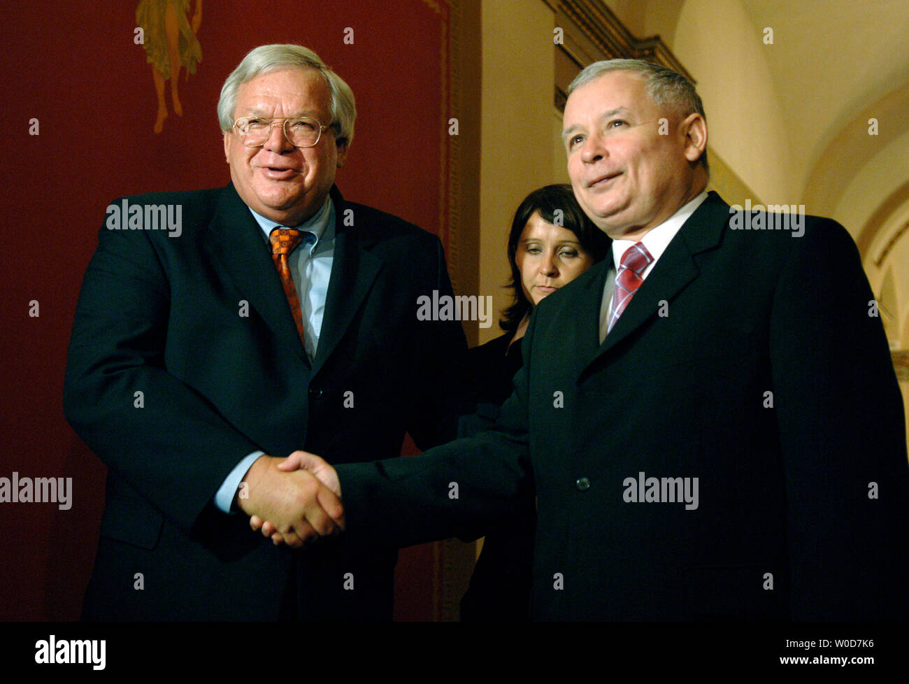 Le président de la Chambre, Dennis Hastert (R-IL) (L) rencontre le Premier Ministre de Pologne, Jaroslaw Kaczynski, à Washington le 14 septembre 2006. (UPI Photo/Kevin Dietsch) Banque D'Images