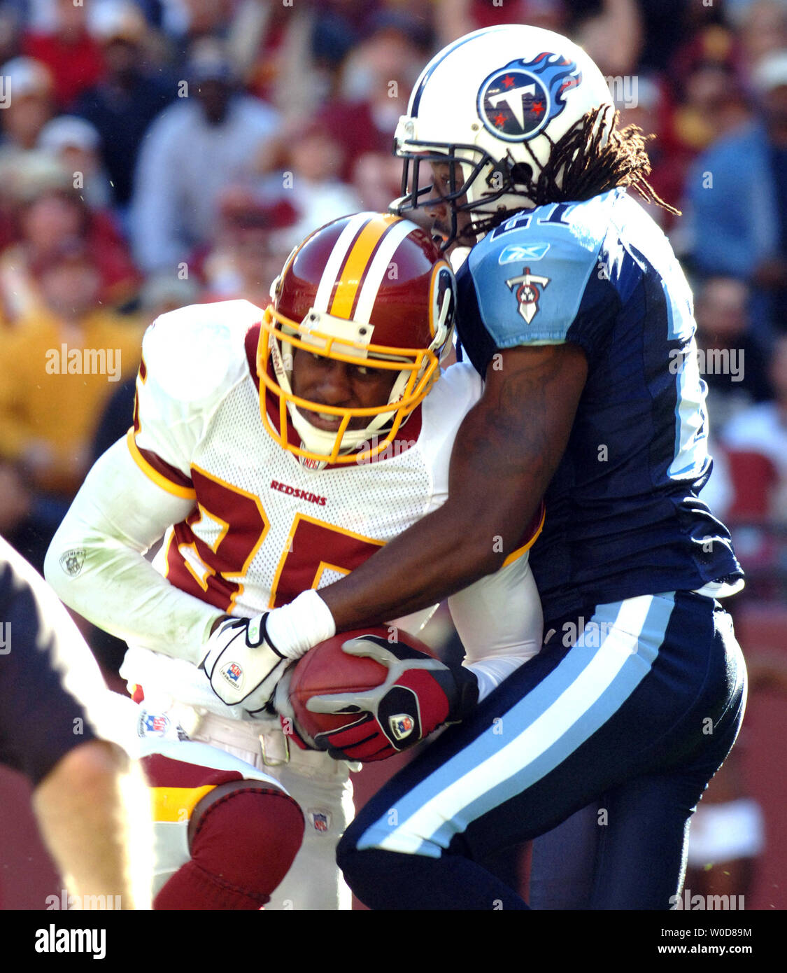 Redskins de Washington le receveur Brandon Loyd tire un 52 verges prises à la 4 cour ligne contre Tennessee Titans defender Reynaldo Hill au quatrième trimestre, la mise en place d'un Clinton Portis touchdown, à FedEx Field à Landover, Maryland, le 15 octobre 2006. Les Titans ont remporté 25-22. (Photo d'UPI/Roger Wollenberg) Banque D'Images