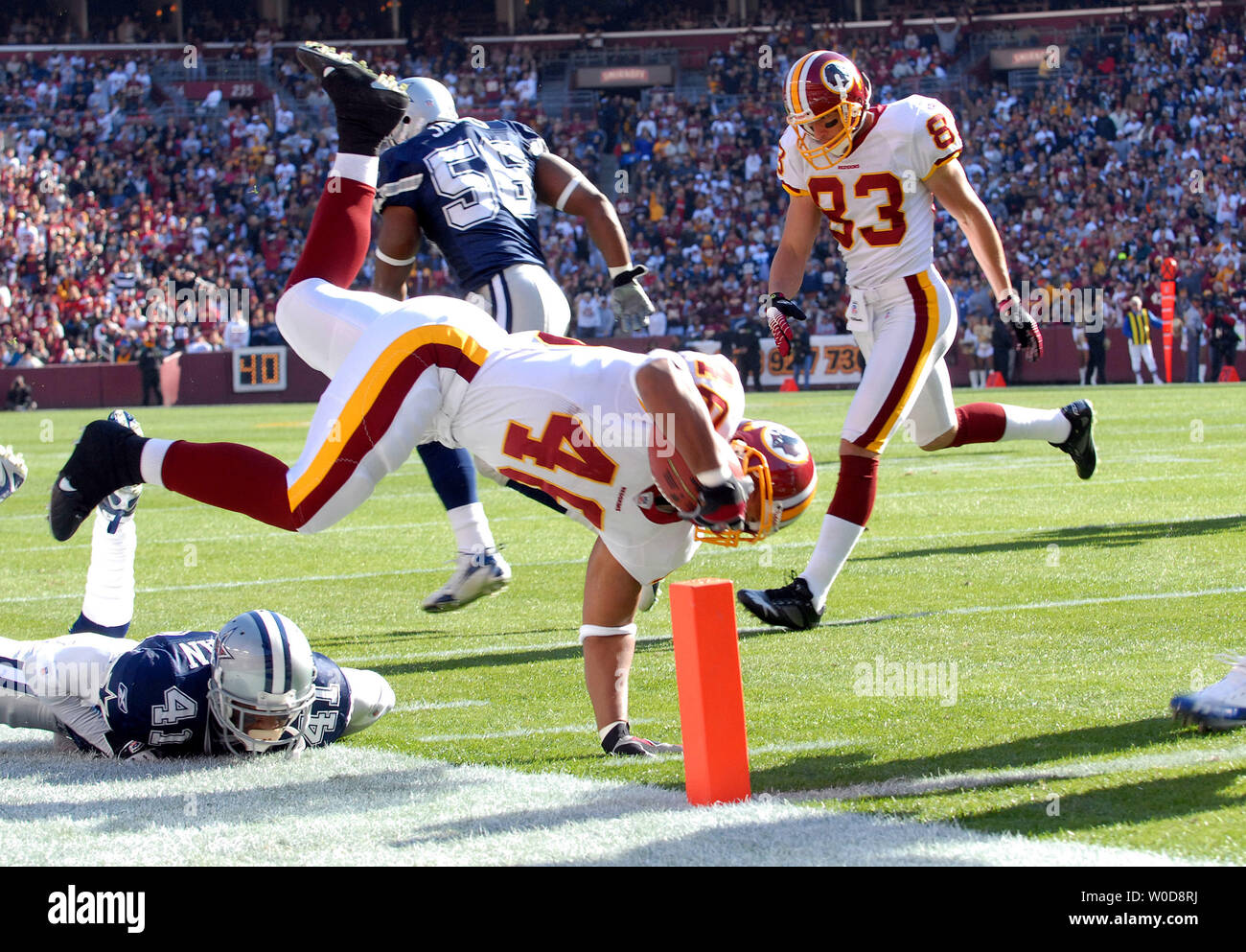 Redskins de Washington d'utiliser de nouveau Ladell Betts plonge pour la fin de la zone, en dehors des limites à l'un yard line, contre les Cowboys de Dallas au premier trimestre à FedEx Field à Landover Md. le 5 novembre 2006. (Photo d'UPI/Roger L. Wollenberg) Banque D'Images
