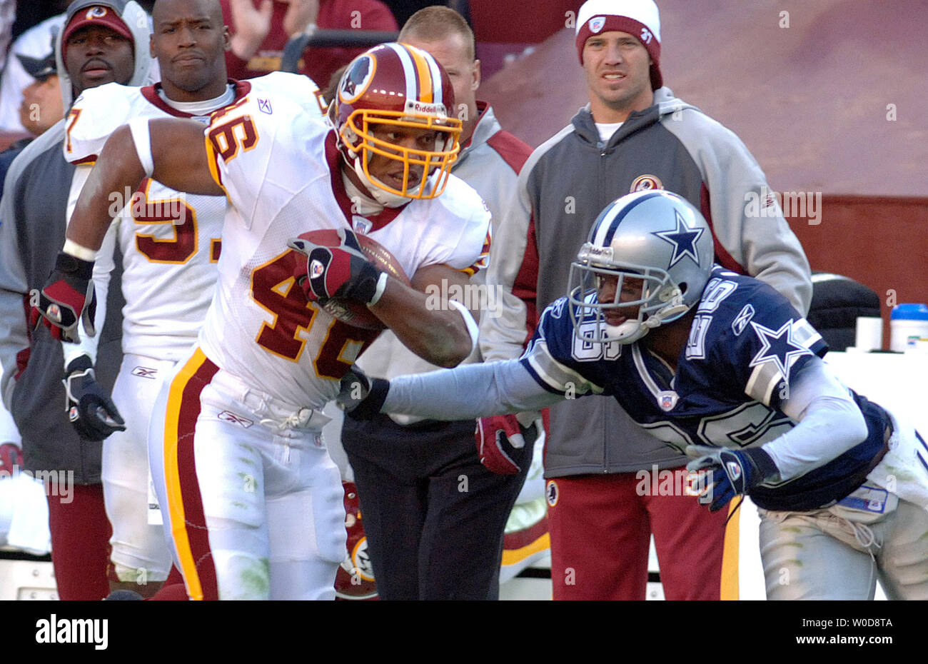 Redskins de Washington d'utiliser de nouveau Ladell Betts ramasse 21 yards comme défenseur Dallas Cowboys Aaron Glenn se ferme au cours du quatrième trimestre à FedEx Field à Landover Md. le 5 novembre 2006. Les Redskins défait les cowboys 22-19. (Photo d'UPI/Roger L. Wollenberg) Banque D'Images