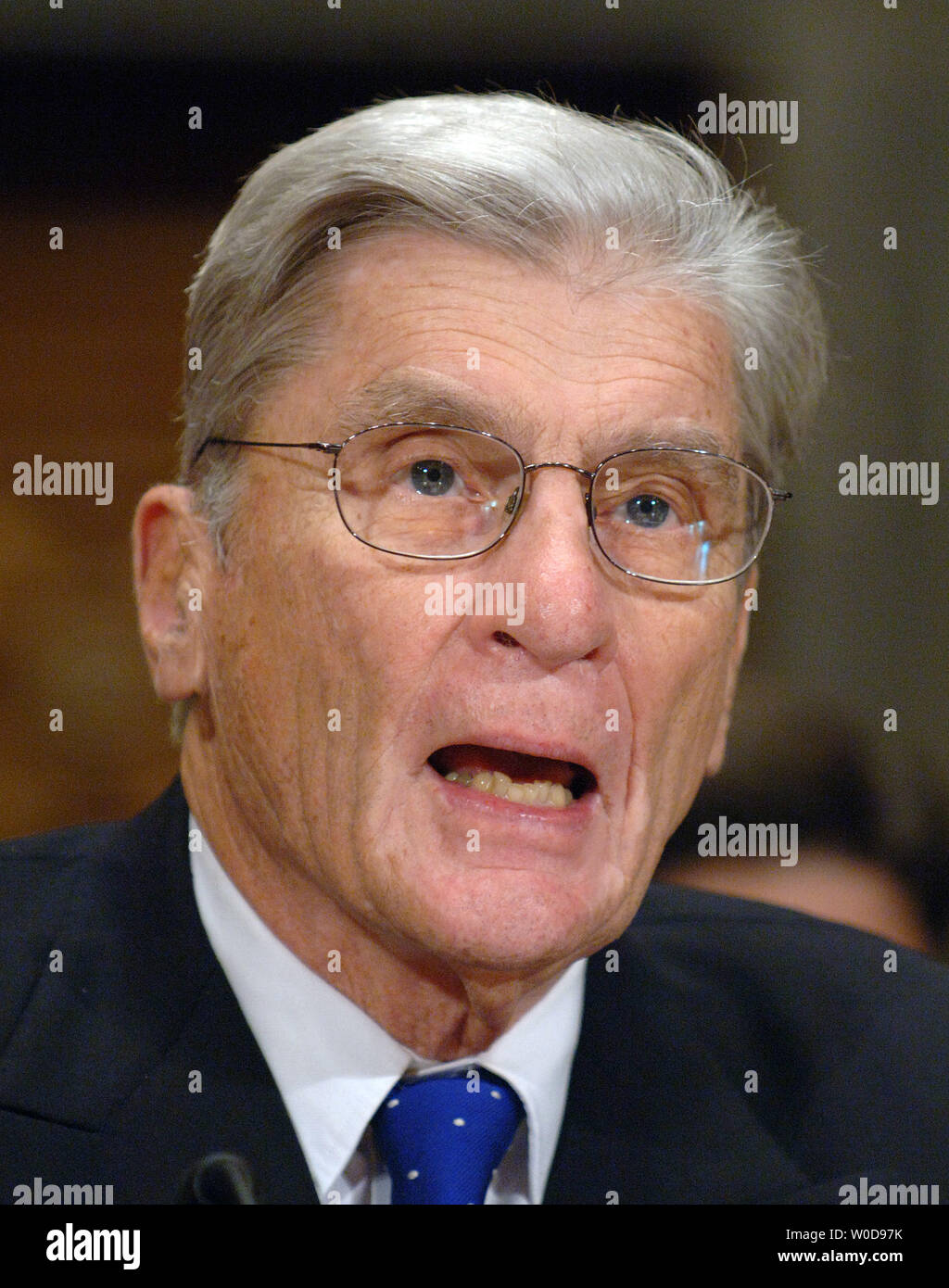 Le sénateur John Warner, R-VA, présente Susan Dudley, le candidat d'être un administrateur de l'Office of Management and Budget, avant qu'un Sénat Sécurité intérieure et les affaires gouvernementales sur l'audience du comité de mise en candidature de Dudley sur la colline du Capitole à Washington le 13 novembre 2006. (Photo d'UPI/Roger L. Wollenberg) Banque D'Images