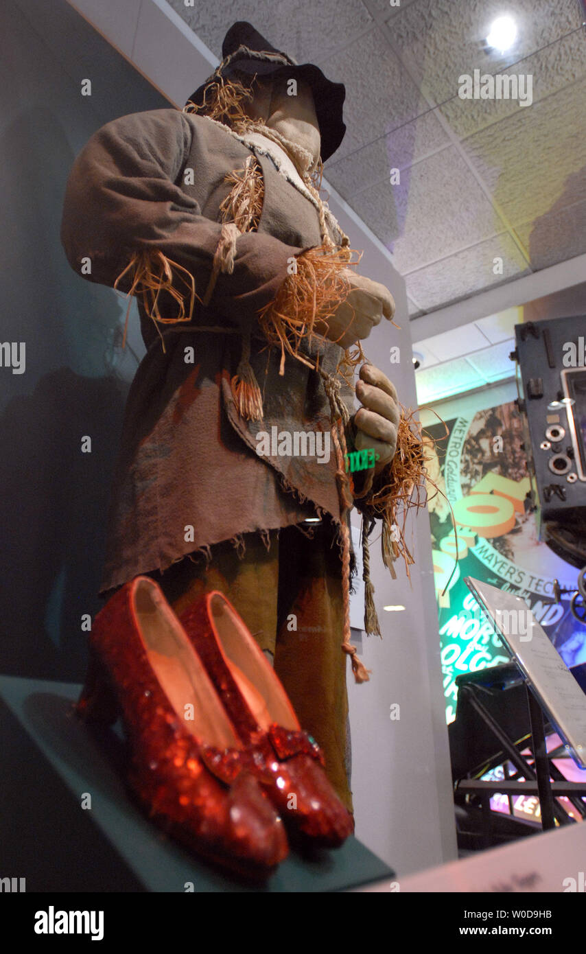 Les chaussons rouges portés par Judy Garland que 'Dorothy' dans 'Le  Magicien d'Oz" et le costume de l'Épouvantail sont affichées à l'exposition  Trésors de l'histoire américaine organisé par le Smithsonian National Air