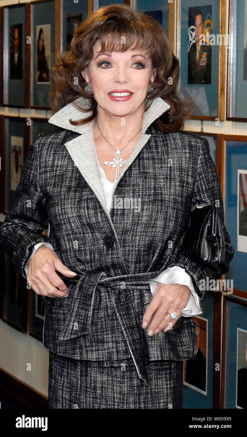 L'actrice Joan Collins arrive pour un déjeuner du programme sur le vieillissement dans la société d'aujourd'hui, à Washington le 28 novembre 2006. (UPI Photo/Kevin Dietsch) Banque D'Images
