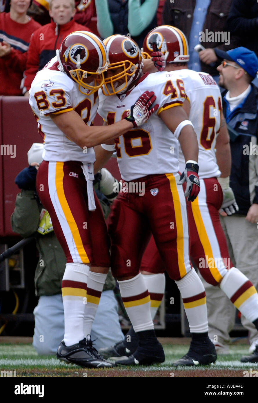 Redskins de Washington le receveur James Thrash (89) félicite Ladell Betts après avoir fait un 8 verges contre les Falcons d'Atlanta, au cours du premier trimestre à Fed Ex Field dans Largo, Maryland le 3 décembre 2006. (UPI Photo/Kevin Dietsch) Banque D'Images