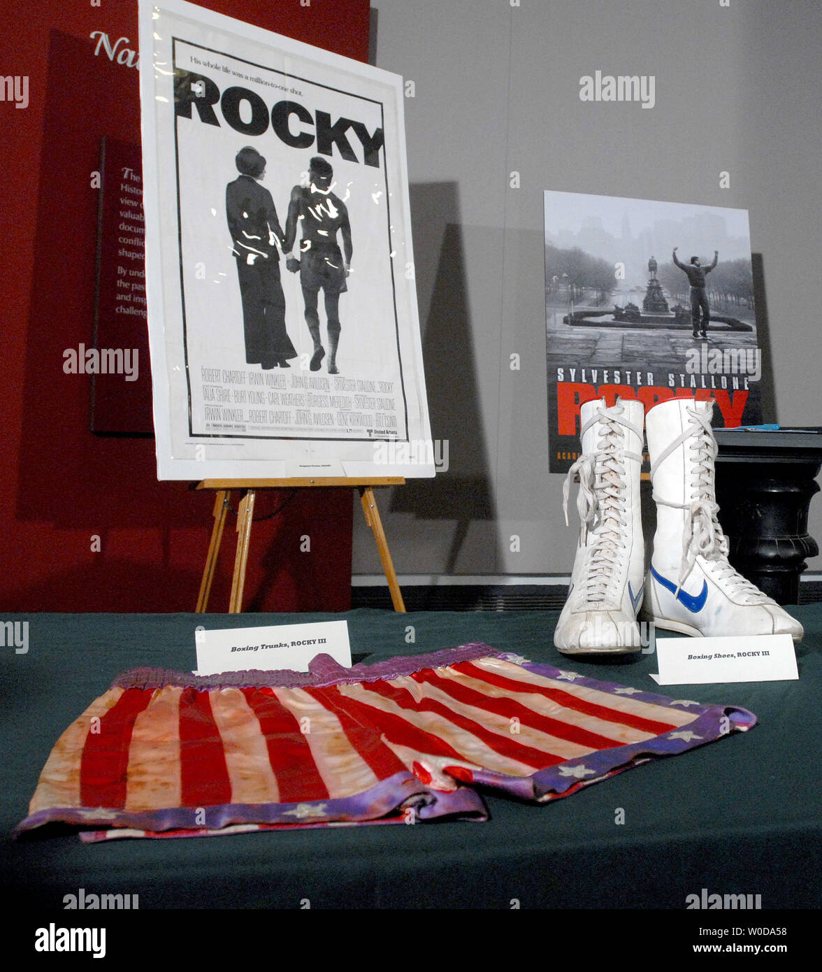 Le Smithsonian National Museum of American History tient une conférence de presse avec l'acteur et réalisateur Sylvester Stallone, qui fera don d'objets de l'Academy Award-winning 'Rocky' films le 5 décembre 2006 à Washington. Stallone a fait don de son short de boxe et démarre à partir de "Rocky III" entre autres. (Photo d'UPI/Roger L. Wollenberg) Banque D'Images