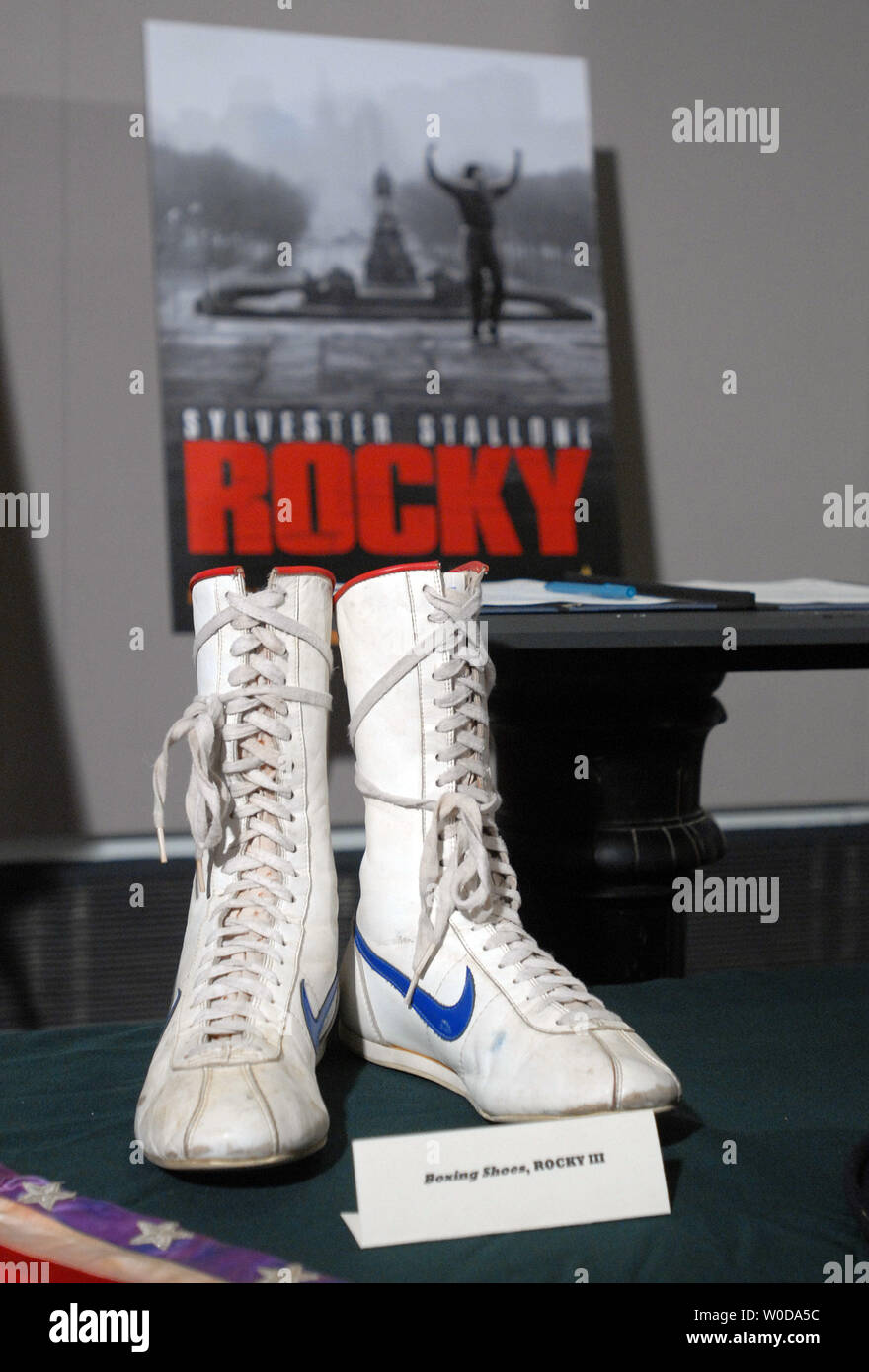 L'acteur et réalisateur Sylvester Stallone a fait don de ses bottes de boxe à partir de "Rocky III" et d'autres objets à partir de l'Academy Award-winning 'Rocky' films pour le Smithsonian National Museum of American History à Washington le 5 décembre 2006. (Photo d'UPI/Roger L. Wollenberg) Banque D'Images