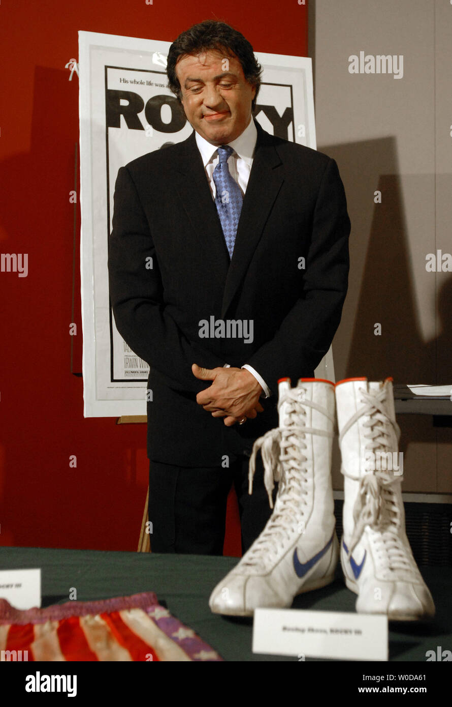 L'acteur et réalisateur Sylvester Stallone ressemble à son short et des bottes de "Rocky III" après avoir fait don de ces et d'autres objets de l'Academy Award-winning 'Rocky' films pour le Smithsonian National Museum of American History à Washington le 5 décembre 2006. (Photo d'UPI/Roger L. Wollenberg) Banque D'Images