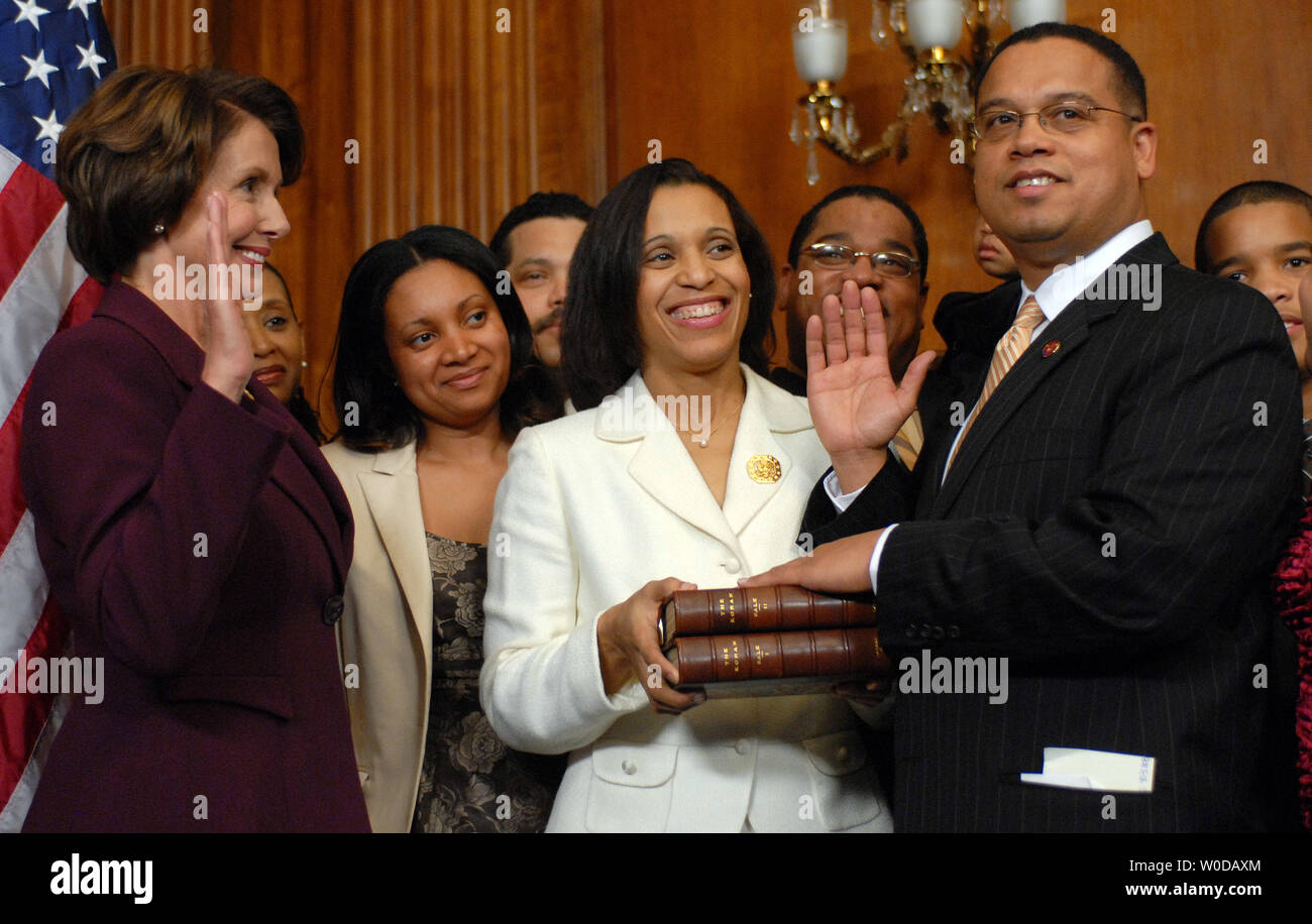 Keith Ellison, Rép. D-Minn., participe à une simulation d'assermentation avec sa femme Kim, holding Thomas Jefferson's Coran, et la présidente de la Chambre Nancy Pelosi, D-Californie, dans le Capitole à Washington le 4 janvier 2007. Ellison est le premier musulman élu au Congrès. (Photo d'UPI/Roger L. Wollenberg) Banque D'Images