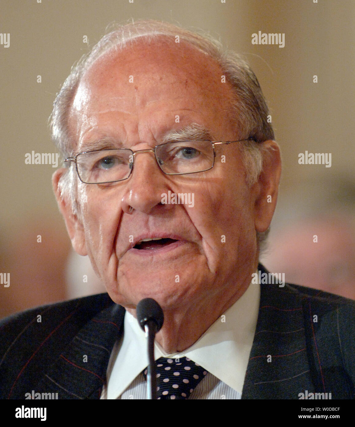 L'ancien sénateur du Dakota du Sud et candidat à la présidence George McGovern traite de la politique américaine en Irak au cours d'un forum organisé par le Congressional Caucus progressiste sur la colline du Capitole à Washington le 12 janvier 2007. (Photo d'UPI/Roger L. Wollenberg) Banque D'Images