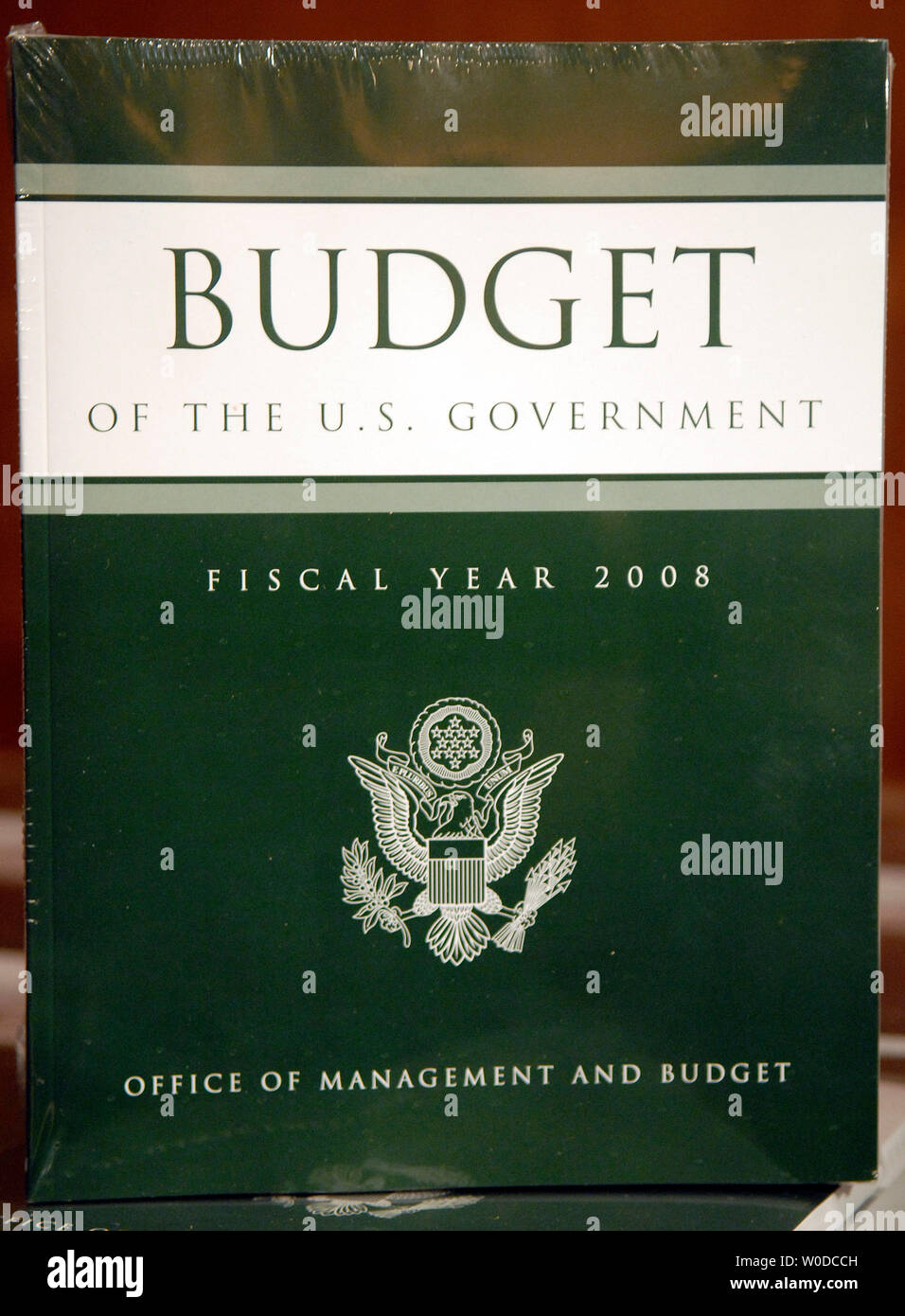 Un exemplaire de l'exercice financier 2008 Budget fédéral s'assied sur une table après avoir été livré à la Commission du budget du Sénat, sur la colline du Capitole à Washington le 5 février 2007. L'année fiscale commence le 1er octobre. Les 2,9 milliards de budget prévoit des milliards pour la guerre en Iraq pendant la réalisation de ce premier terme les réductions d'impôt permanentes. (UPI Photo/Kevin Dietsch) Banque D'Images