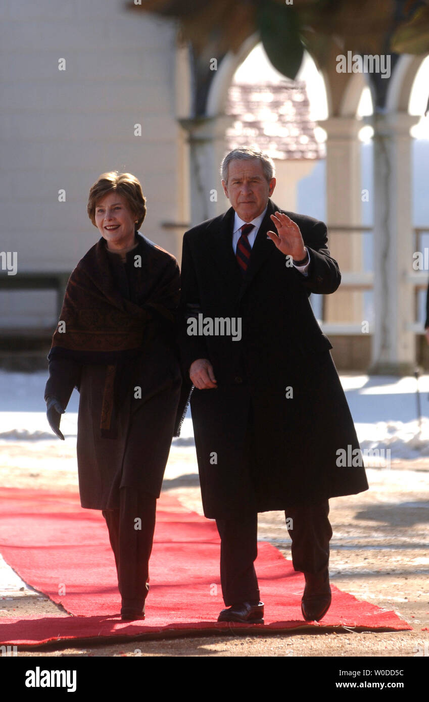 Le Président George Bush et de la Première dame Laura Bush font leur chemin vers le bas l'entrée de George Washington's Mount Vernon, à Mount Vernon, en Virginie, le 19 février 2007. Bush a été au Mont Vernon à participer à une cérémonie marquant la Journée des présidents le 275e anniversaire de l'anniversaire de George Washington. (UPI Photo/Kevin Dietsch) Banque D'Images