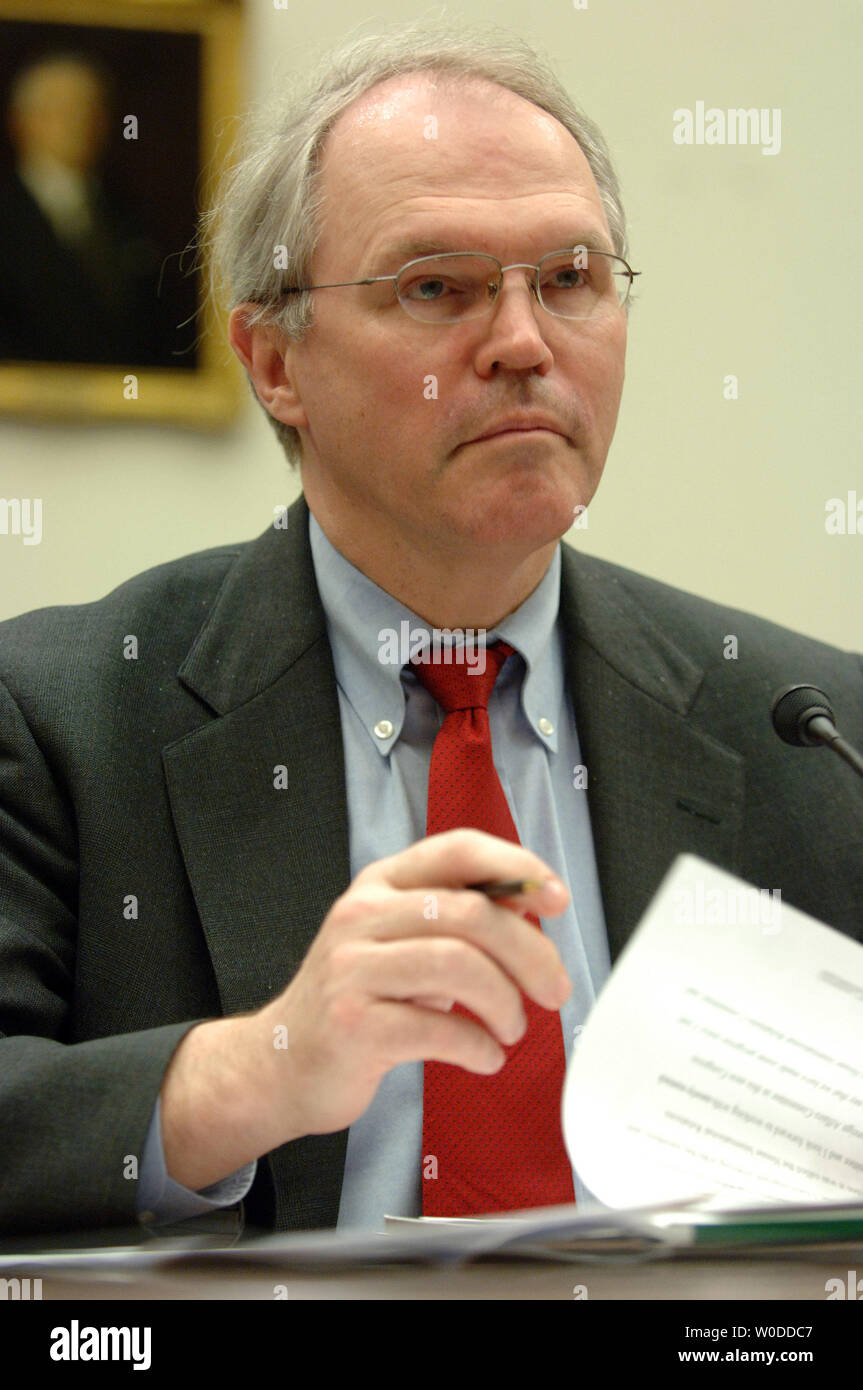 Secrétaire d'Etat adjoint Christopher Hill du Bureau d'affaires de l'Asie et du Pacifique de l'Est témoigne devant la commission des affaires étrangères de la Chambre sur le récent accord destiné à mettre un terme à l'ambitions d'armes nucléaires de la Corée du Nord sur la colline du Capitole à Washington le 28 février 2007. (Photo d'UPI/Roger L. Wollenberg) Banque D'Images