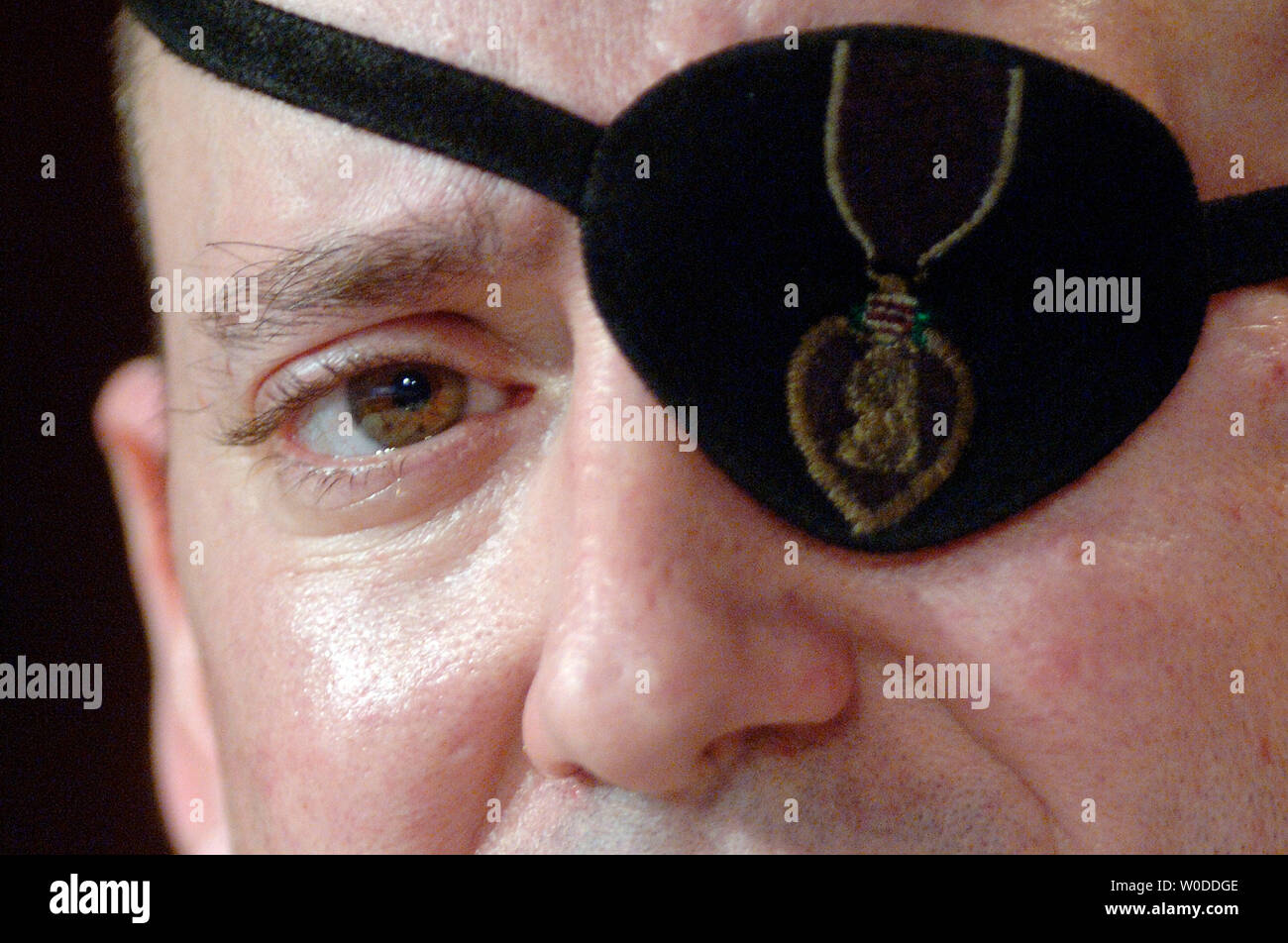 Le sergent-major de l'armée. Daniel John Shannon, qui a perdu son œil dans les opérations de combat en Irak et ont reçu un traitement au Walter Reed Army Medical Center, témoigne d'un contrôle de la Chambre et la réforme du gouvernement audience de comité sur les soins et les conditions des soldats blessés au Walter Reed, à Washington au Walter Reed Army Medical Center le 5 mars 2007. (UPI Photo/Kevin Dietsch) Banque D'Images