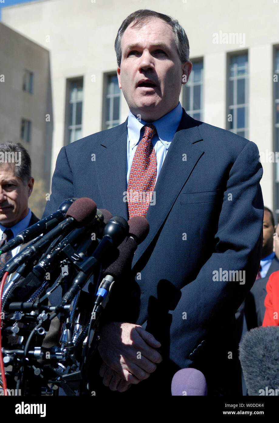 L'avocat spécial Patrick Fitzgerald, le procureur dans l'affaire pénale contre l'ancien Maison Blanche aide I. Lewis 'Scooter' Libby, fait une déclaration à la Cour fédérale à Washington le 6 mars 2007. Libby a été reconnu coupable de quatre des cinq chefs d'accusation de parjure, de mensonge et de l'obstruction de la justice dans le cas de fuite de la CIA Valerie Plame. UPI (PhotoKevin Dietsch) Banque D'Images