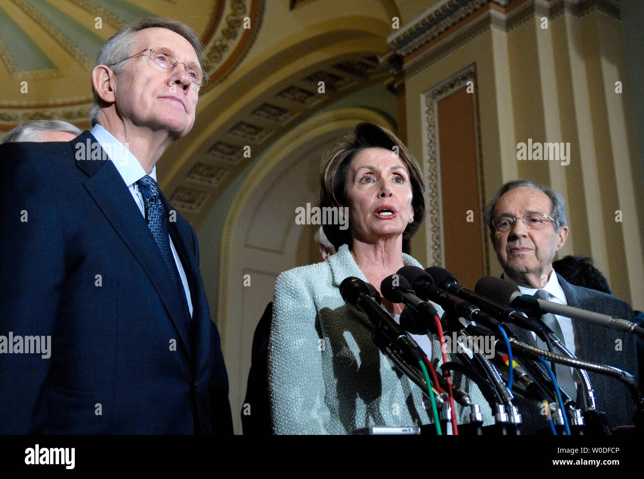 Le président de la Chambre Nancy Pelosi (D-CA) (C), le chef de la majorité au Sénat Harry Reid (D-NV) (L) et l'ancien secrétaire à la Défense William J. Perry tiennent une conférence de presse sur les cours actuels et futurs en Iraq, à Washington le 28 mars 2007. (UPI Photo/Kevin Dietsch) Banque D'Images