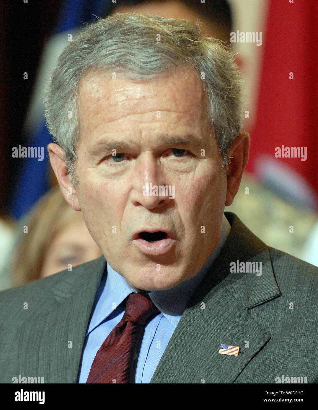 Le président américain George W. Bush parle aux médias et le personnel après la visite de Walter Reed Army Medical Center à Washington le 30 mars 2007. Bush a rencontré les anciens combattants blessés et le personnel au cours d'une visite à l'établissement en difficulté. (Photo d'UPI/Roger L. Wollenberg) Banque D'Images