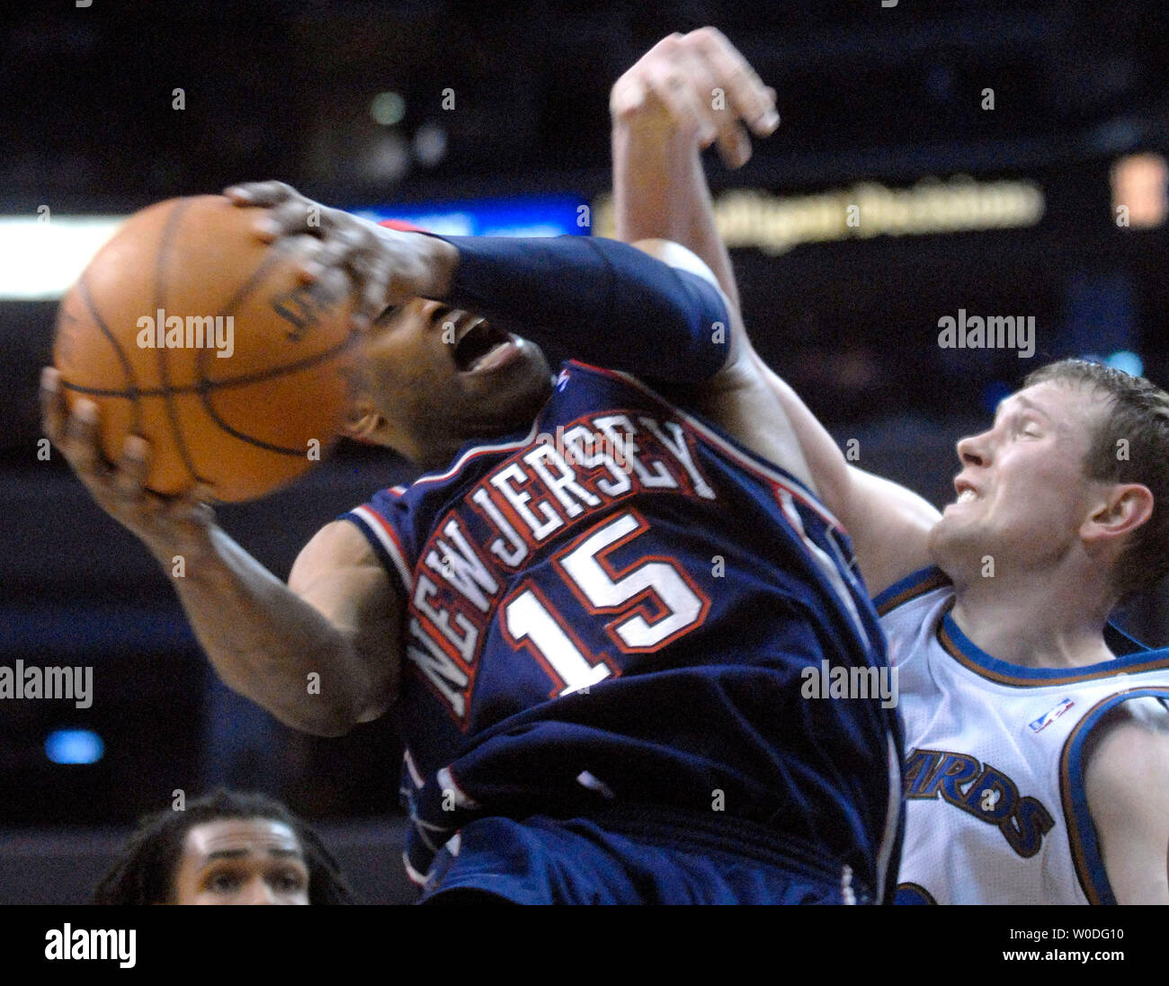 New Jersey Nets Vince Carter (15) disques durs pour le panier contre Washington Wizards Darius Songaila au cours du quatrième trimestre à l'Verizon Center à Washington le 10 avril 2007. (UPI Photo/Kevin Dietsch) Banque D'Images