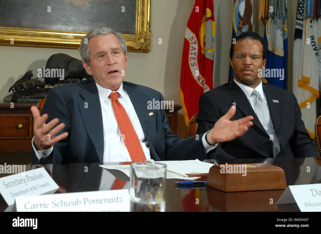 Le président américain George W. Bush parle avec les médias après la tenue d'une réunion sur la littératie financière des Américains dans la Roosevelt Room de la Maison Blanche le 25 avril 2007. Avec Bush est John Bryant, dont l'Opération Espérance travaille pour aider les personnes à faible richesse des collectivités. . (Photo d'UPI/Roger L. Wollenberg) Banque D'Images