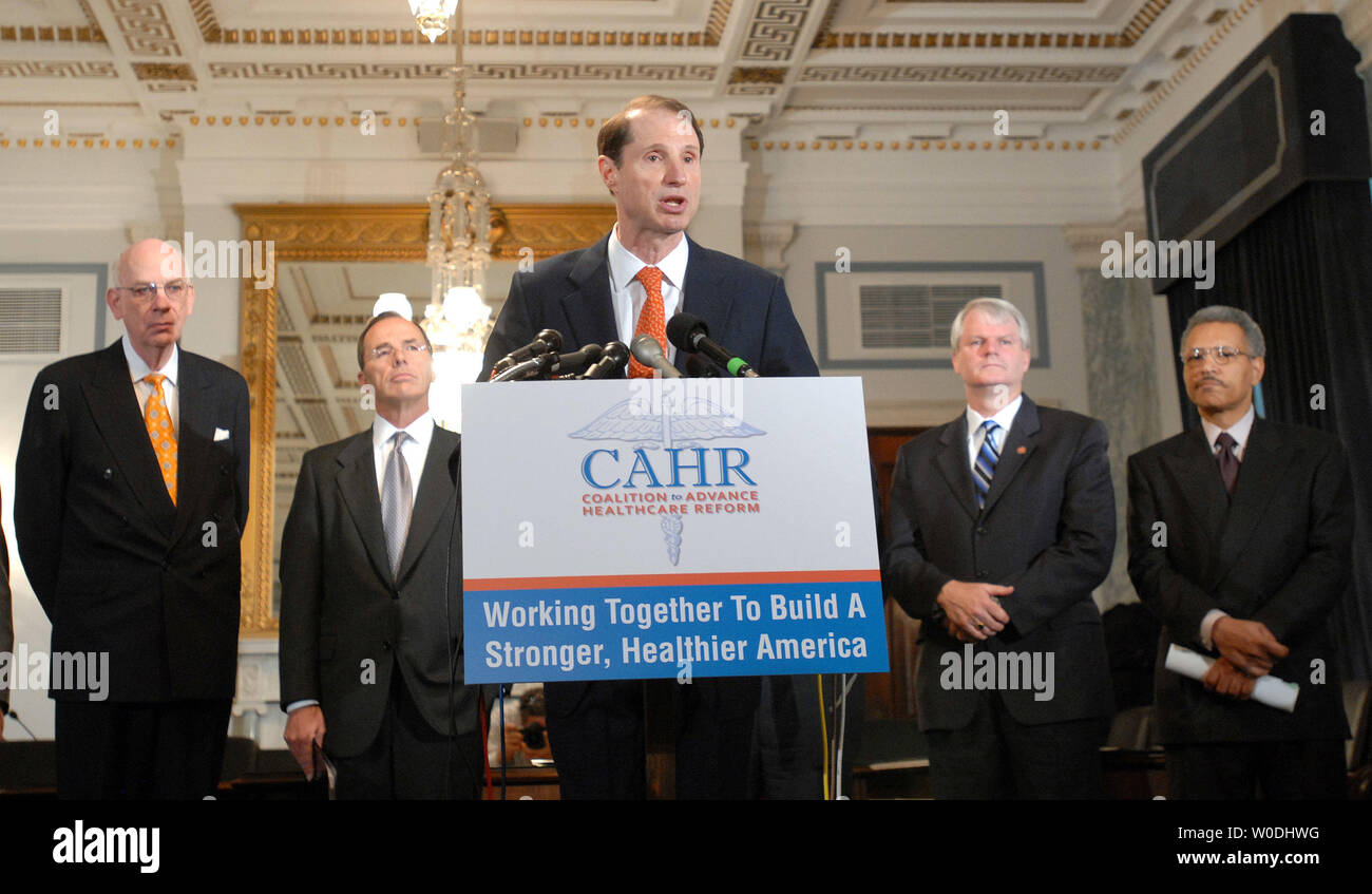 Le Sénateur Ron Wyden, D-OR, prend la parole lors d'une conférence de presse à l'appui de la réforme des soins de santé sur la colline du Capitole à Washington le 7 mai 2007. Derrière Wyden sont Sen. Robert Bennett, R-UT, Steve Burd, PDG de Safeway Inc., Rép. Brian Baird, D-WA, et Ronald Williams, PDG d'Aetna Inc. (G à D) (Photo d'UPI/Roger L. Wollenberg) Banque D'Images