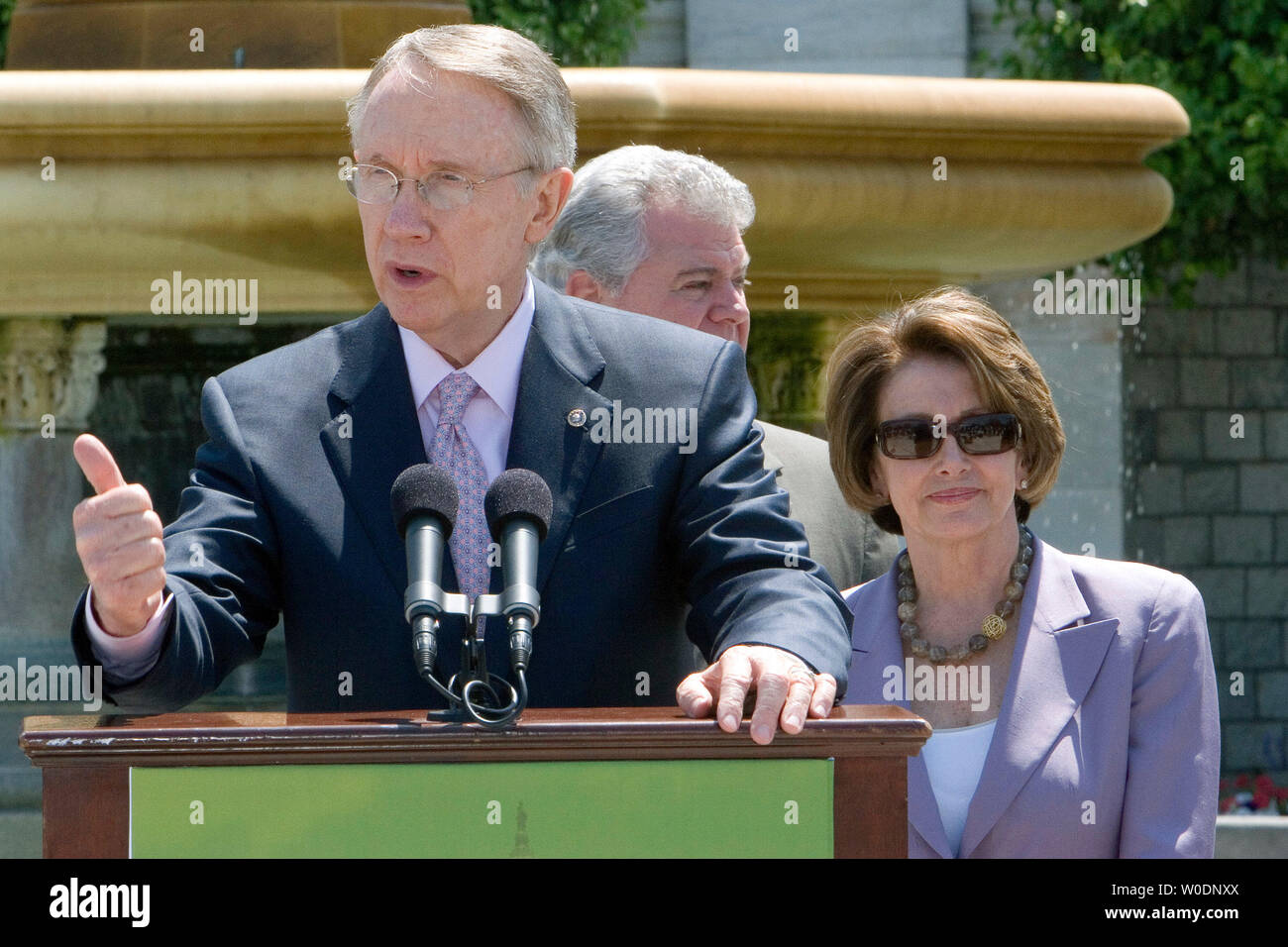 La Présidente de la Chambre Nancy Pelosi (D-CA) (R) est à l'écoute en tant que chef de la majorité au Sénat Harry Reid, sénateur (D-NV) examine les initiatives visant à rendre la capitale plus vertes et d'améliorer l'efficacité énergétique lors d'une conférence de presse sur le Capitol étapes à Washington le 21 juin 2007. Les démocrates ont dit que le Congrès devrait prendre des mesures environnementales à la capitale afin d'être un exemple positif pour le peuple américain. (Photo d'UPI/David Brody) Banque D'Images