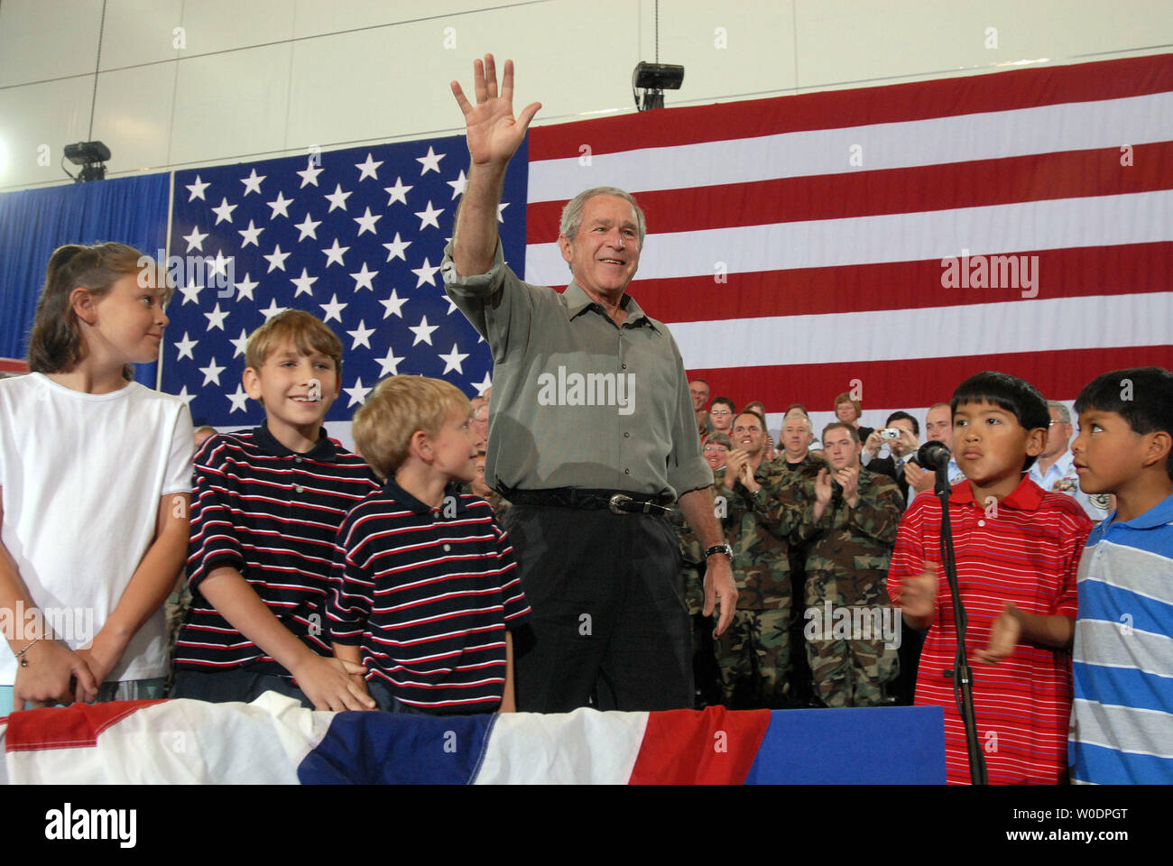 Le président américain George W. Bush arrive à parler à la West Virginia Air National Guard - 167e Airlift Wing et d'autres invités sur la base à Martinsburg, en Virginie de l'Ouest, le 4 juillet 2007. (Photo d'UPI/Roger L. Wollenberg) Banque D'Images