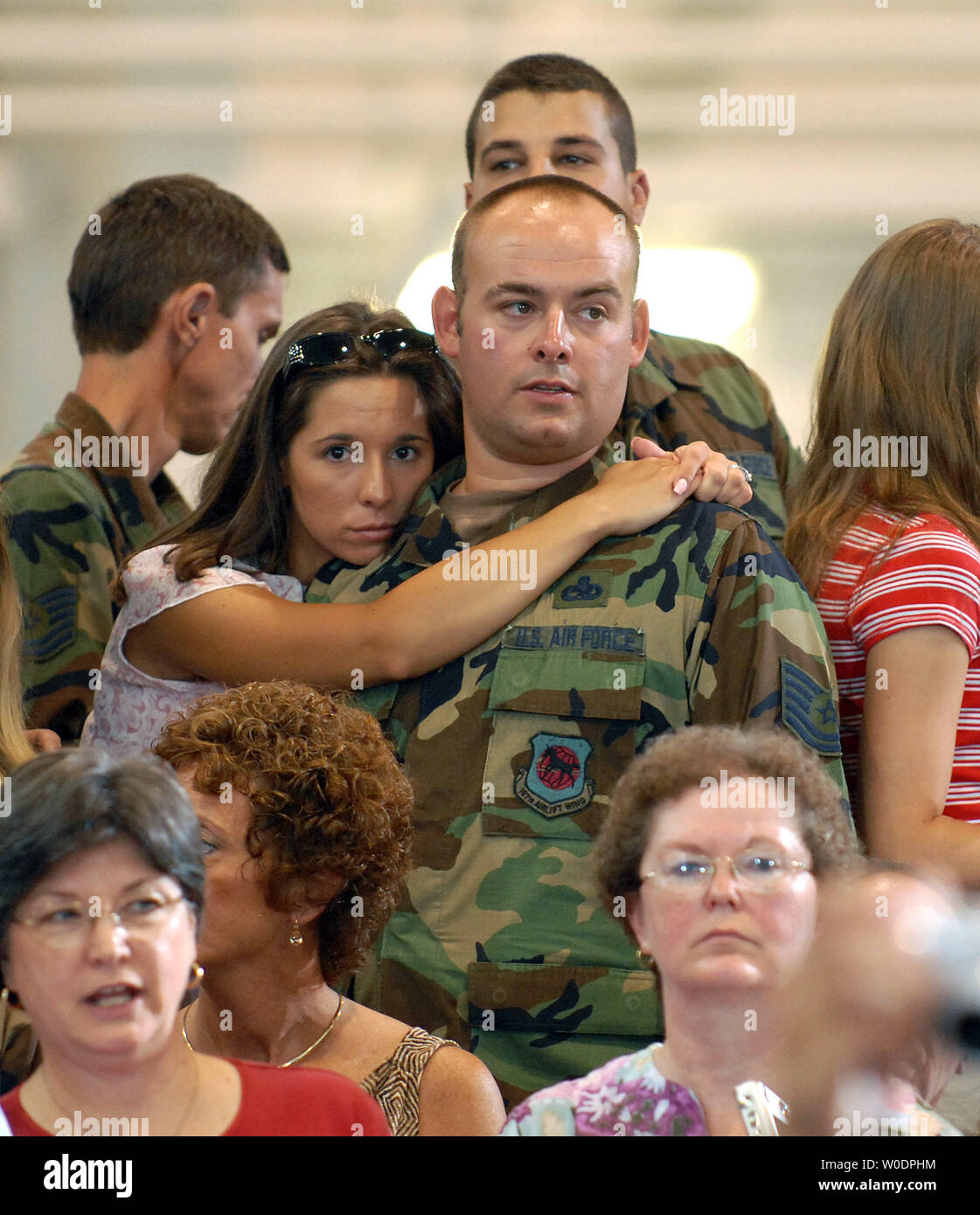 Vous pourrez écouter le président américain George W. Bush rend remarques à la West Virginia Air National Guard 167e Airlift Wing et d'autres invités sur la base à Martinsburg, en Virginie de l'Ouest, le 4 juillet 2007. (Photo d'UPI/Roger L. Wollenberg) Banque D'Images