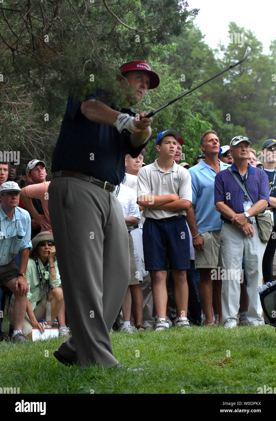 Phil Mickelson hits des rough sur l'allée du 18e au premier tour de la première nationale d'AT&T au Congressional Country Club à Potomac, Maryland le 5 juillet 2007. (UPI Photo/Kevin Dietsch) Banque D'Images