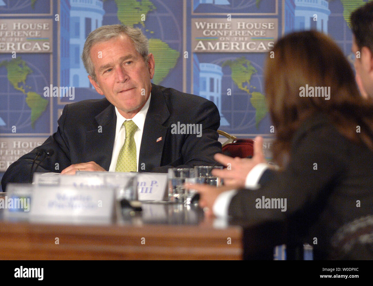 Le président américain George W. Bush assiste à une table ronde à la Conférence de la Maison Blanche sur les Amériques à Arlington, en Virginie, le 9 juillet 2007. La Conférence a réuni des organisations bénévoles, des organisations non gouvernementales et du secteur privé pour discuter des relations entre les États-Unis et ses voisins d'Amérique du Nord et du Sud. (UPI Photo/Kevin Dietsch). Banque D'Images