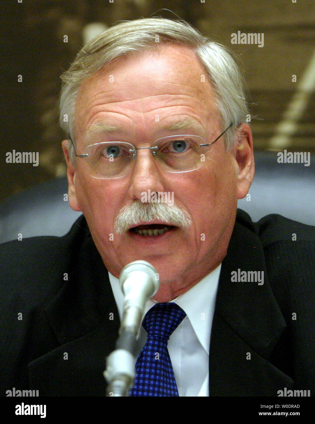 Vic Snyder (Rép. D-AR) traite le général Wesley Clark, alors qu'il témoigne devant le House Armed Services Sous-comité de surveillance et d'enquêtes sur les stratégies de la guerre en Irak sur la colline du Capitole à Washington le 12 juillet 2007. (Photo d'UPI/David Brody) Banque D'Images