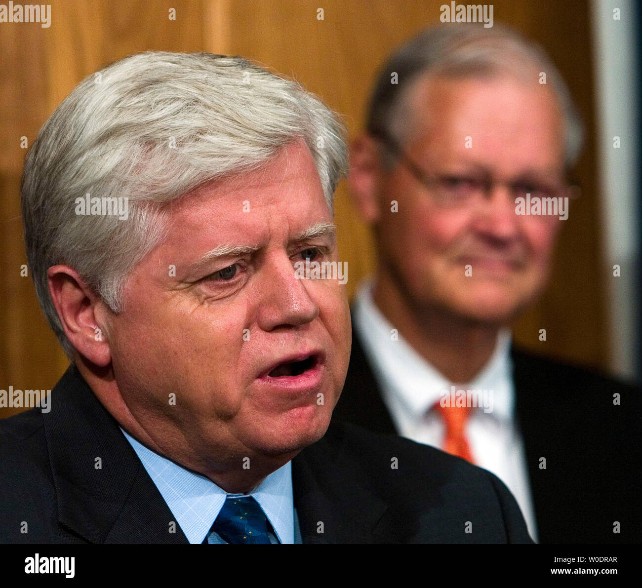 Ike Skelton (Rép. D-MO) est à l'écoute comme Rempl. John Larson (D-CT) parle de l'adoption à la Chambre des représentants d'un projet de loi exigeant le retrait des troupes américaines d'Irak d'ici avril 2008 sur la colline du Capitole à Washington le 12 juillet 2007. (Photo d'UPI/David Brody) Banque D'Images