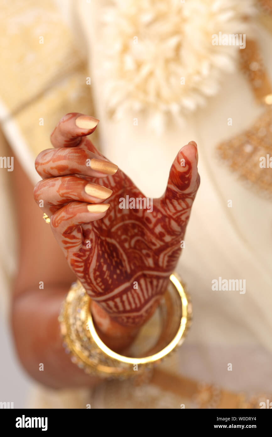 Portrait d'une Indienne mariée part faire semblant de tenir quelque chose Banque D'Images