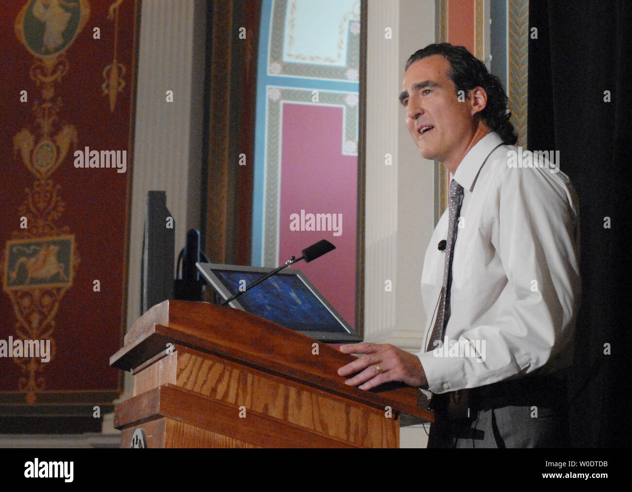 Craig Mello, le prix Nobel 2006 de physiologie ou médecine, parle à un public au sujet de sa découverte de l'interférence ARN, à la Bibliothèque du Congrès à Washington le 26 juillet 2007. (Photo d'UPI/Alexis C. Glenn) Banque D'Images