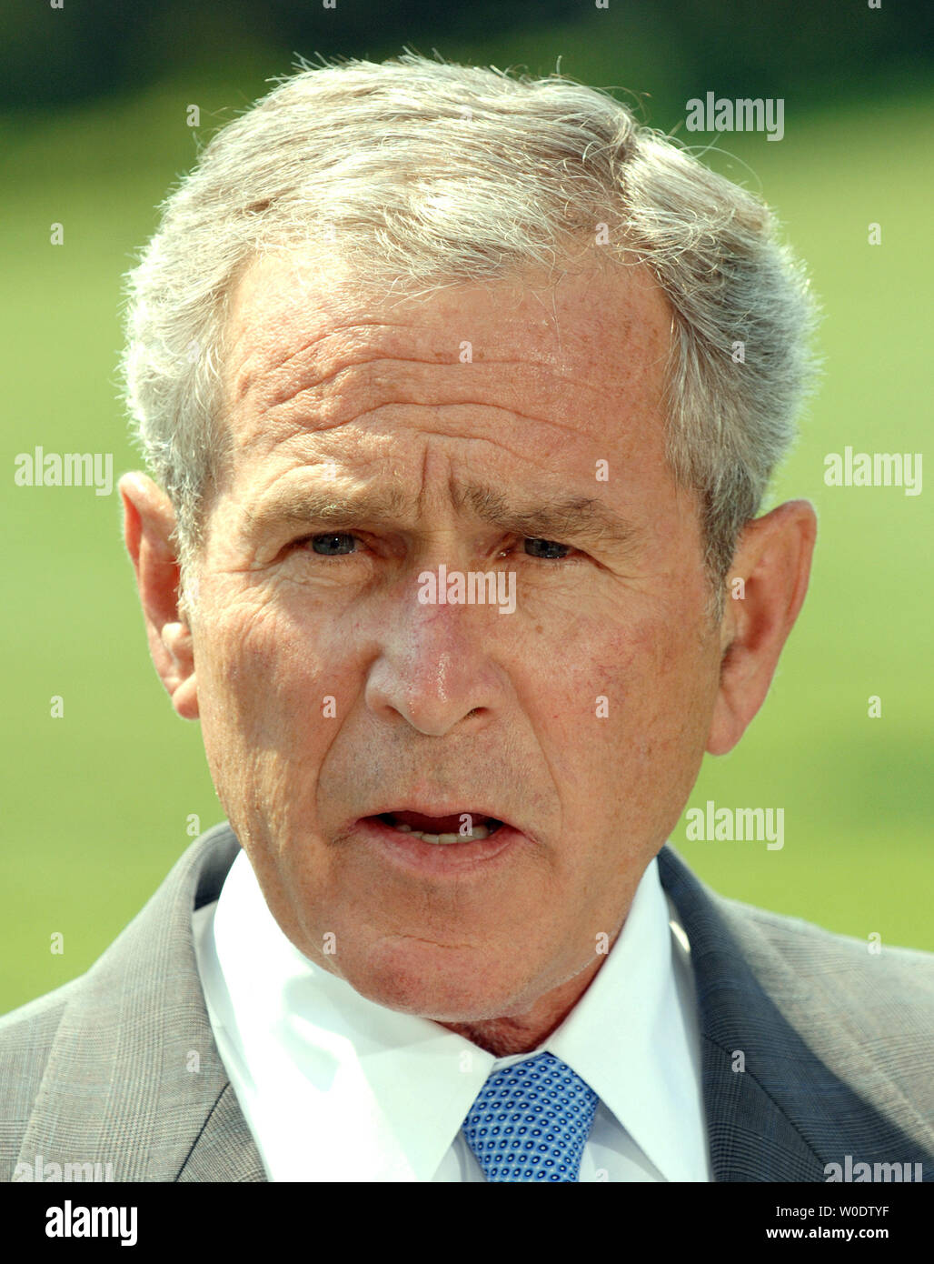 Le président américain George W. Bush annonce Maison Blanche sous-chef d'état-major Karl Rove quittera son poste à la fin du mois d'août sur la pelouse Sud de la Maison Blanche le 13 août 2007. Rove est largement reconnu comme l'architecte de l'élection présidentielle Bush victoires. (Photo d'UPI/Roger L. Wollenberg) Banque D'Images