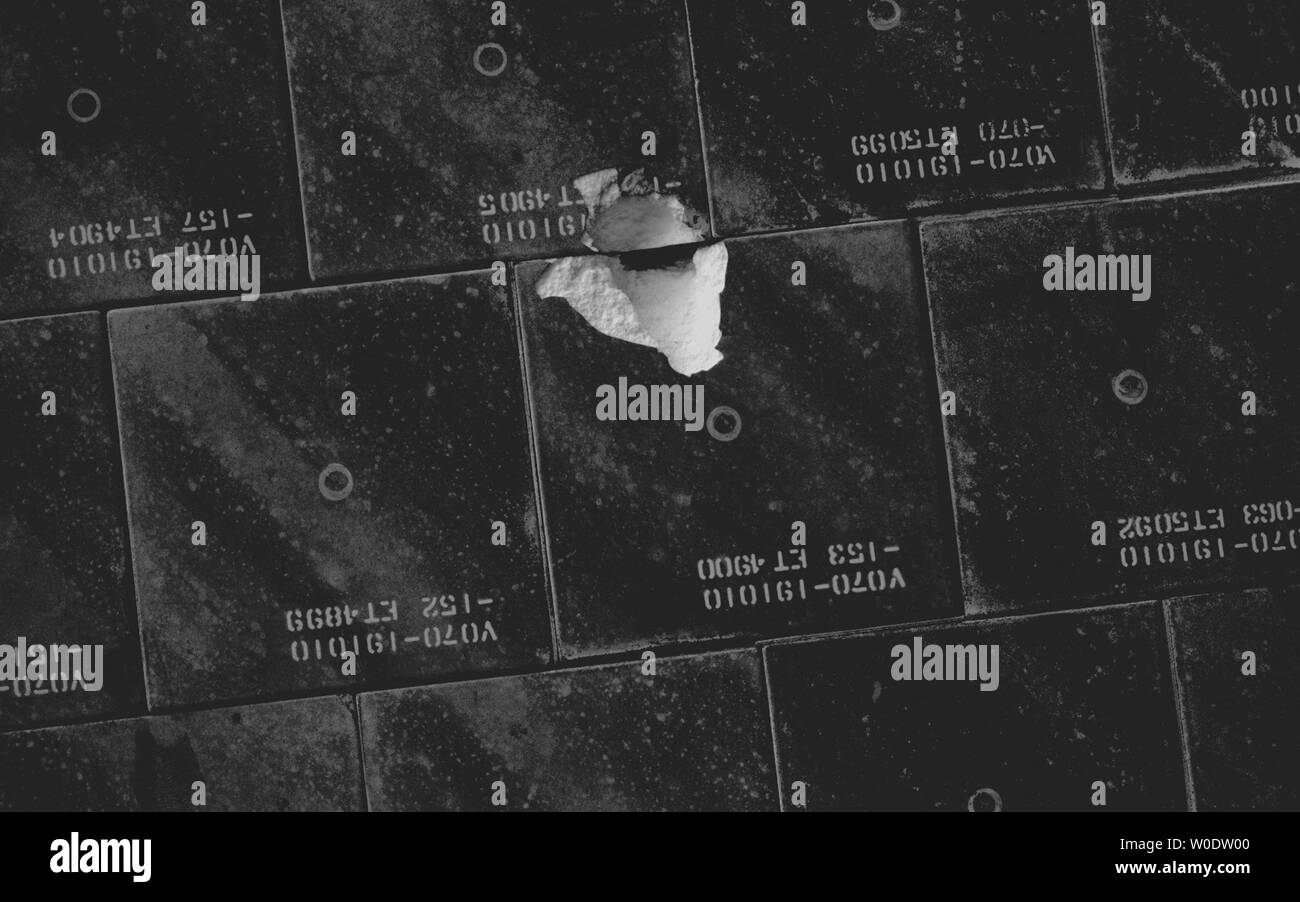 Cette image de la NASA prises par les astronautes à bord de la Station spatiale internationale montre la section endommagée de la tuile sur le dessous de la navette spatiale Endeavour au cours d'une inspection ciblée de l'écran thermique de la navette le 12 août 2007. Après des études de terrain, gestionnaires de la mission s'efforcera de débris suspects hors du réservoir extérieur et une minute après le décollage le mercredi et a frappé des tuiles sur le dessous de la navette, près de la porte d'atterrissage principal droit. (UPI Photo/NASA Banque D'Images